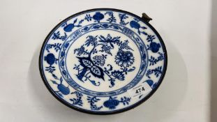 A VINTAGE MEISSEN STYLE BLUE AND WHITE ONION PATTERN TIN WARMING PLATE, DIA. 24CM.