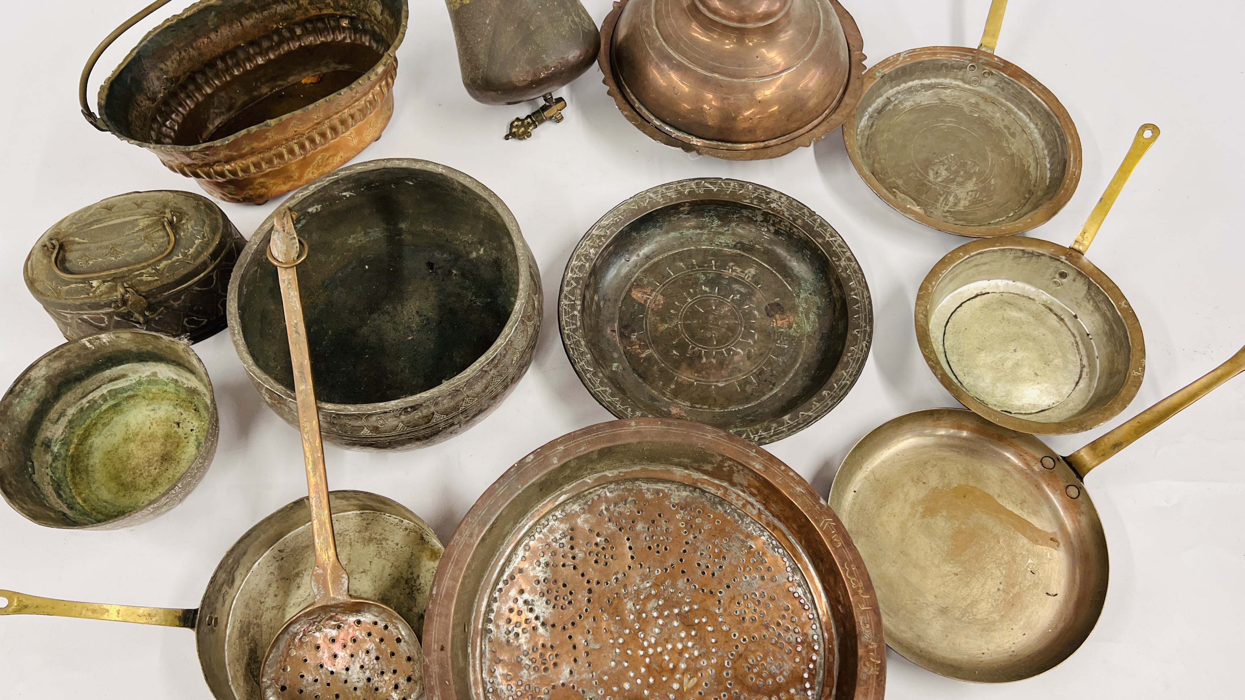A BOX OF ASSORTED MIDDLE EASTERN AND ASIAN METAL WARE ARTIFACTS COMPRISING PANS, CONTAINER, VESSELS, - Image 16 of 16