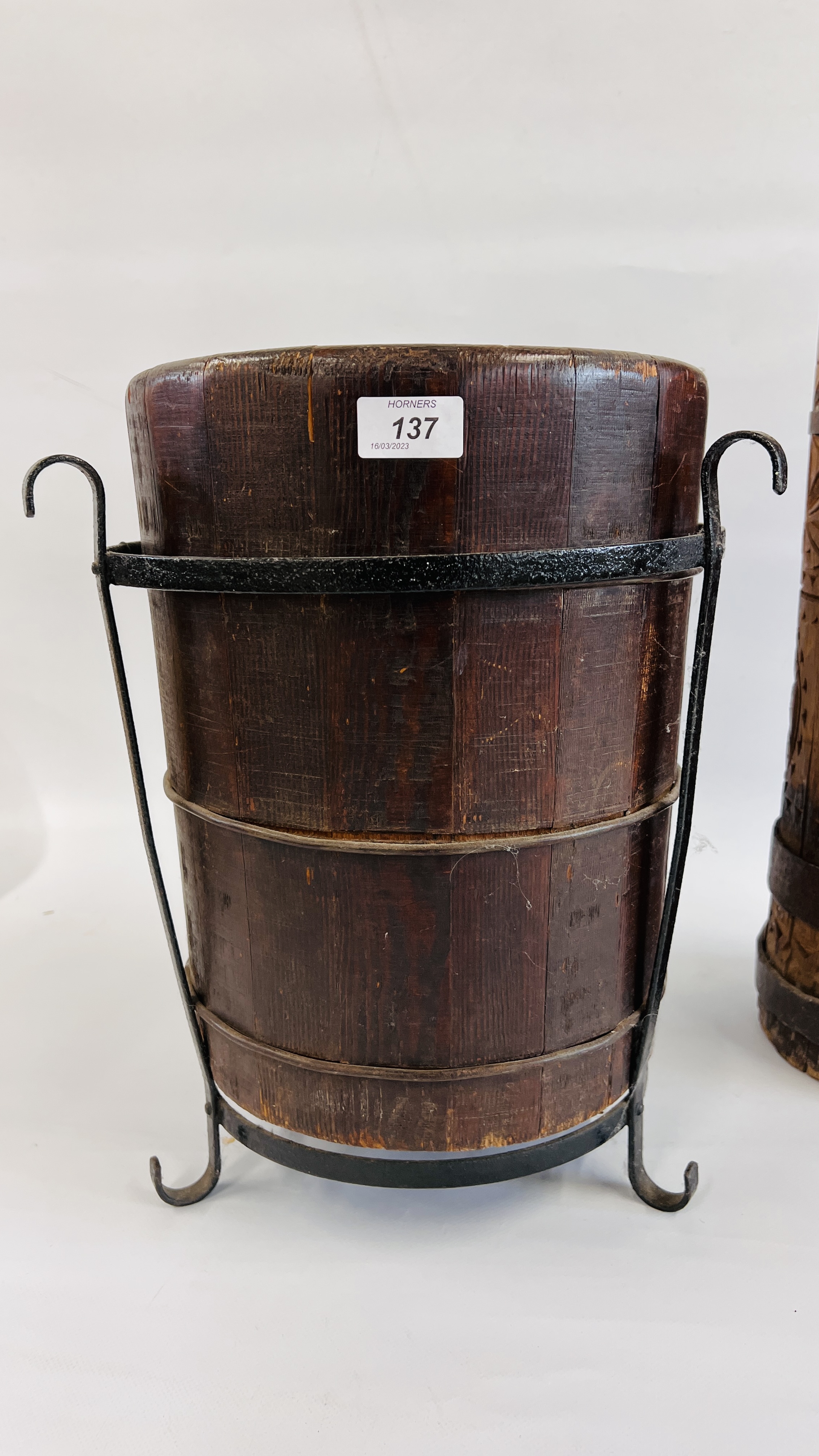 A VINTAGE OAK PLANTER INSET IN A METAL CRAFT STAND H 39CM ALONG WITH A FURTHER CARVED HARDWOOD - Image 3 of 9