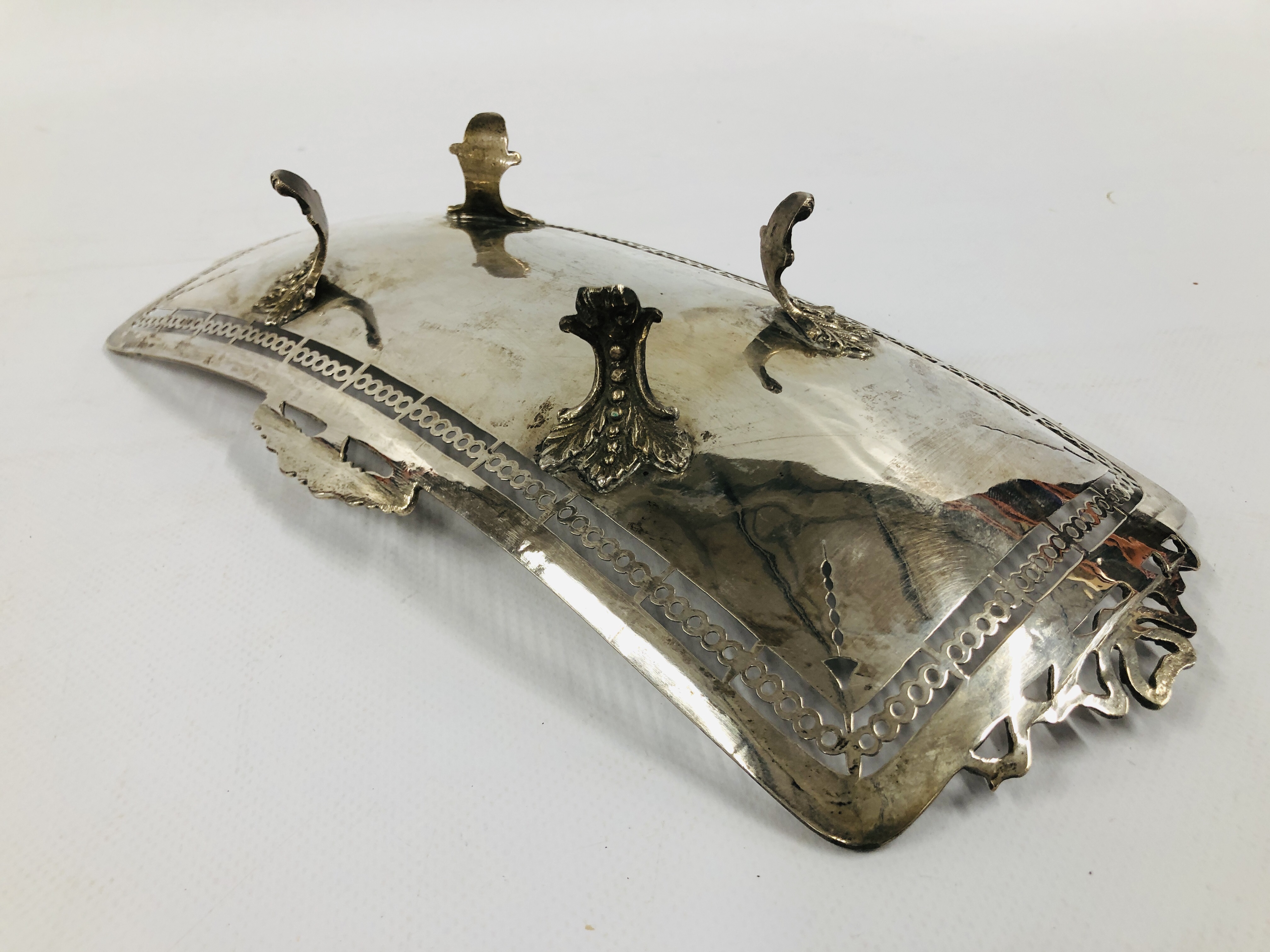 AN ELABORATE SILVER RECTANGULAR DISH, OPEN WORK DETAIL ON FOUR SPLAYED FEET, STAMPED 800, L 33CM, - Image 8 of 10