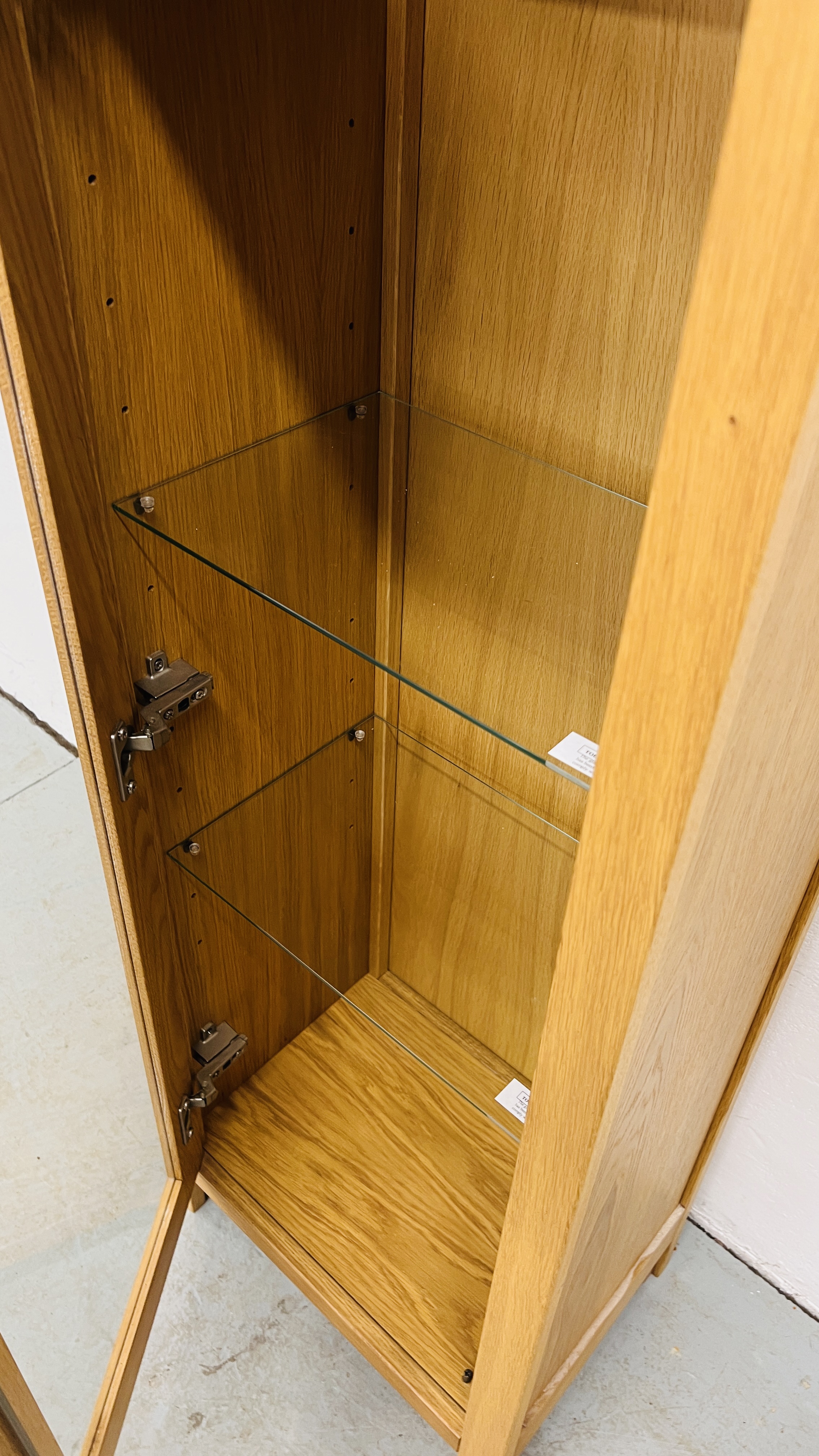 A SOLID LIGHT OAK MODERN TOWER DISPLAY CABINET WIDTH 51CM. HEIGHT 134CM. - Image 9 of 9