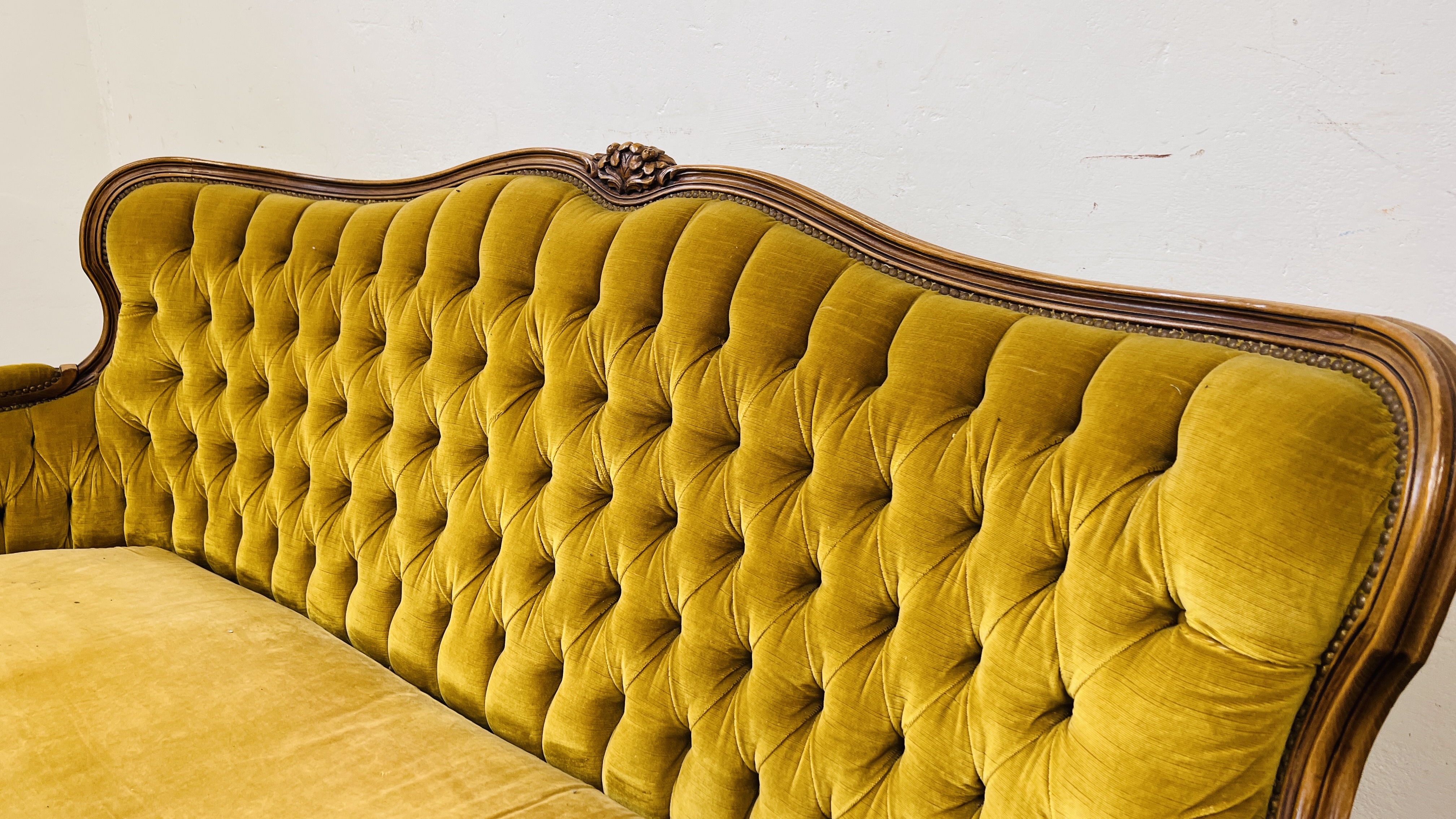 A CONTINENTAL STYLE THREE PIECE LOUNGE SUITE WITH GOLD VELOUR BUTTON BACK UPHOLSTERY (TRADE SALE - Image 5 of 14