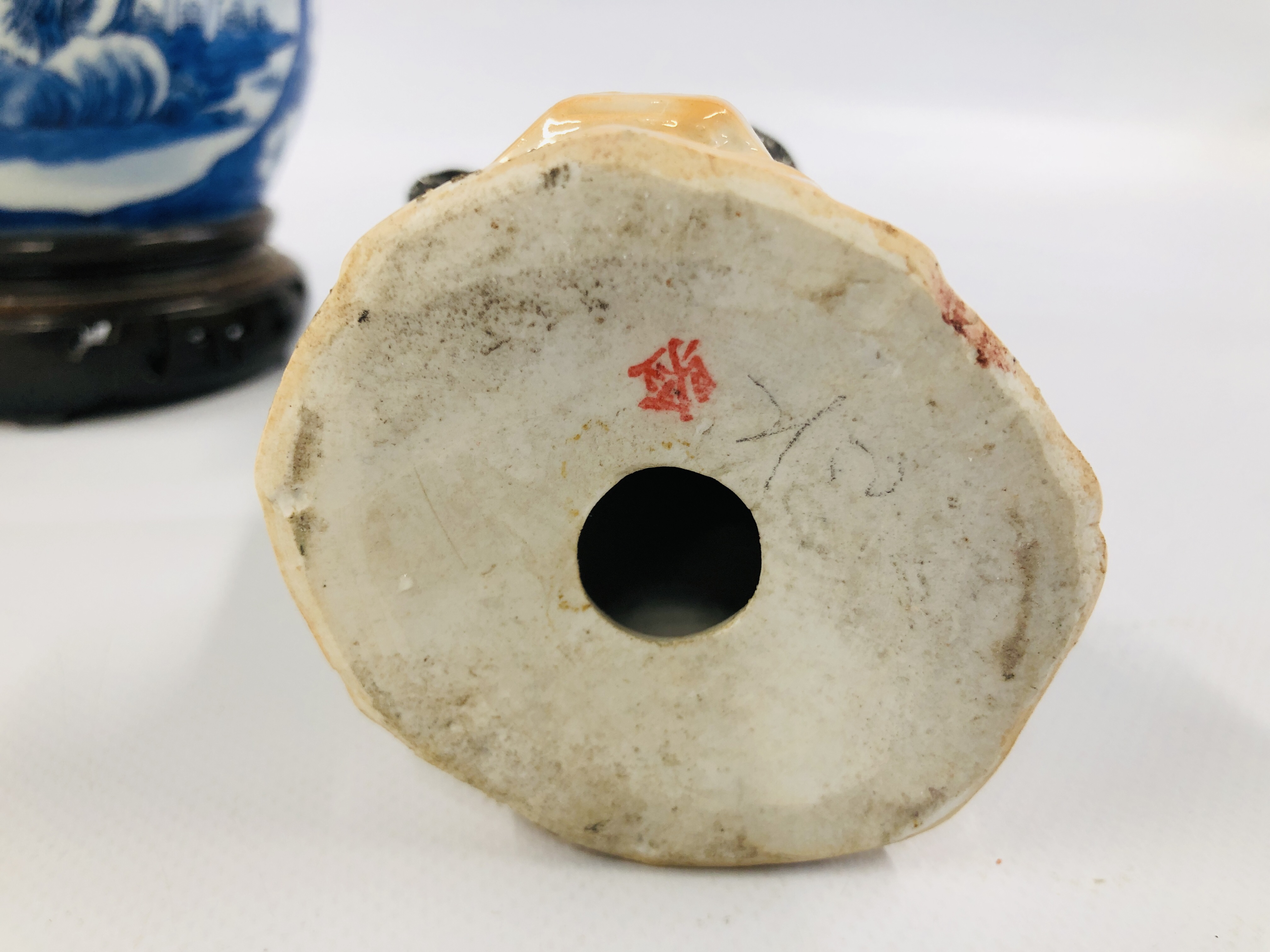 A ORIENTAL BLUE AND WHITE GINGER JAR AND STAND ALONG WITH A JAPANESE BUDDA FIGURE. - Image 4 of 10