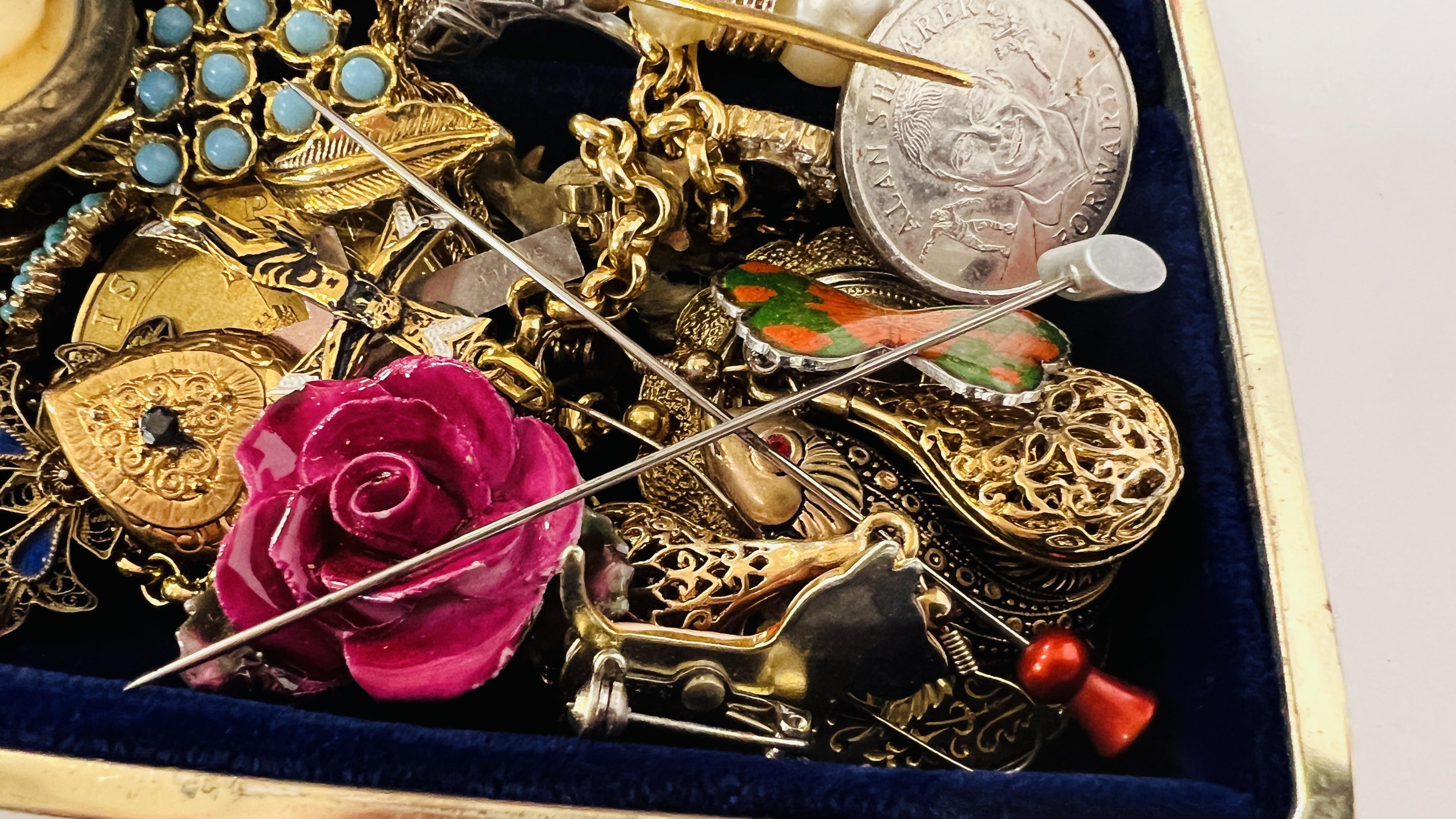 JEWELLERY BOX & CONTENTS TO INCLUDE VINTAGE & COSTUME JEWELLERY, RINGS, BELCHER CHAIN, - Image 2 of 10