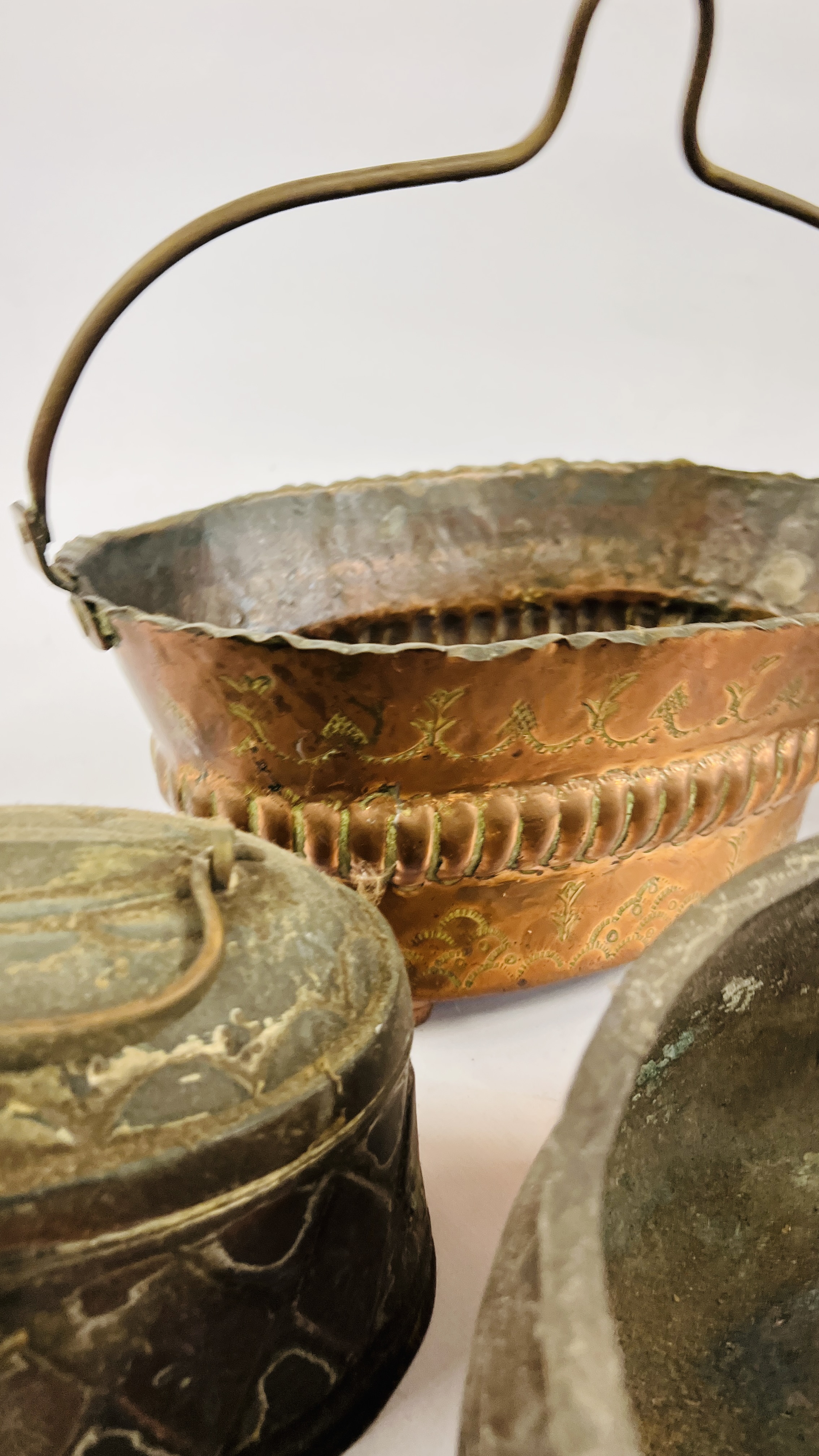 A BOX OF ASSORTED MIDDLE EASTERN AND ASIAN METAL WARE ARTIFACTS COMPRISING PANS, CONTAINER, VESSELS, - Image 9 of 16