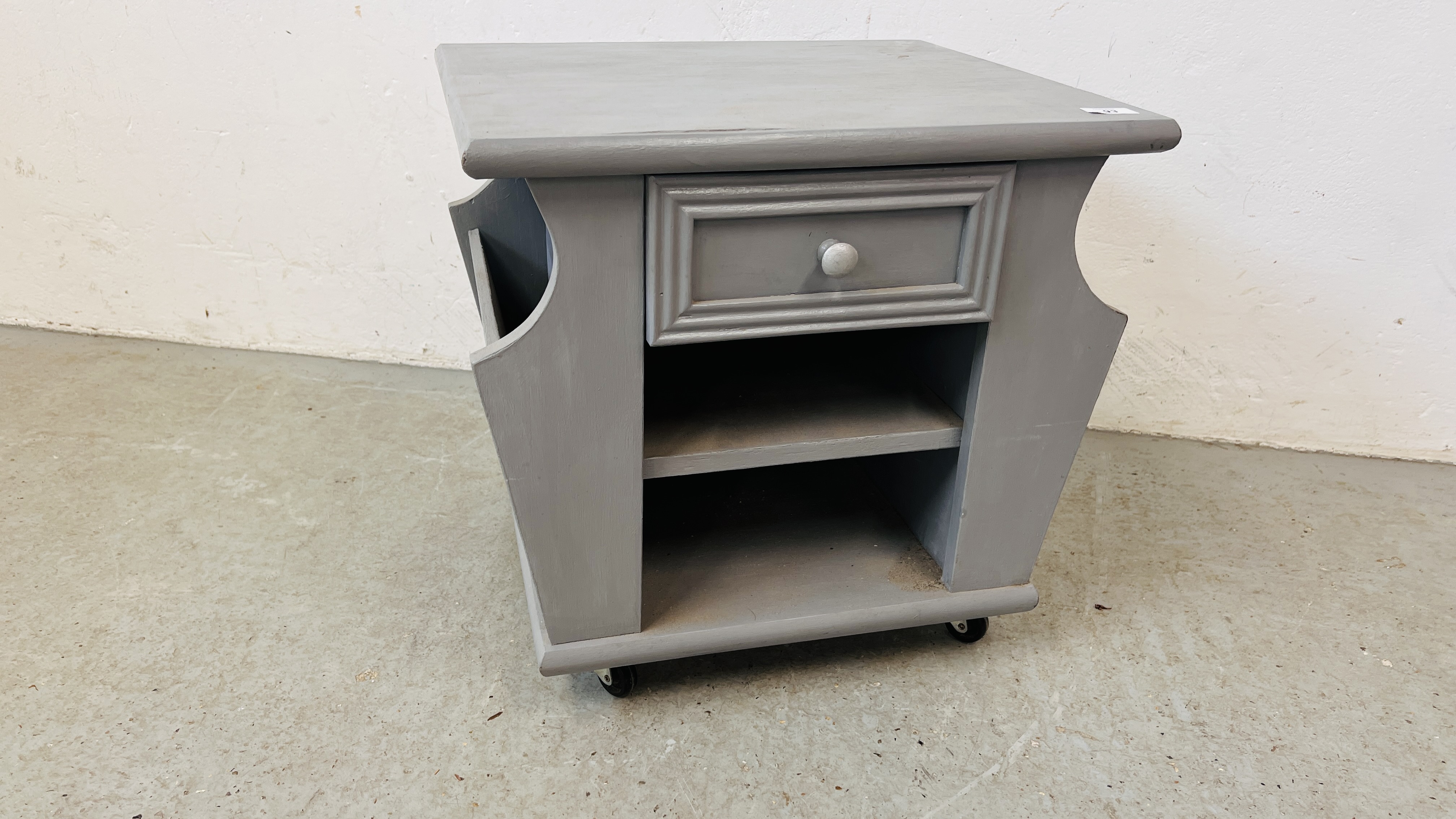 A GREY MODERN PAINTED OAK SINGLE DRAWER MAGAZINE TIDY SIDE TABLE W 51CM X D 45CM X H 49CM.