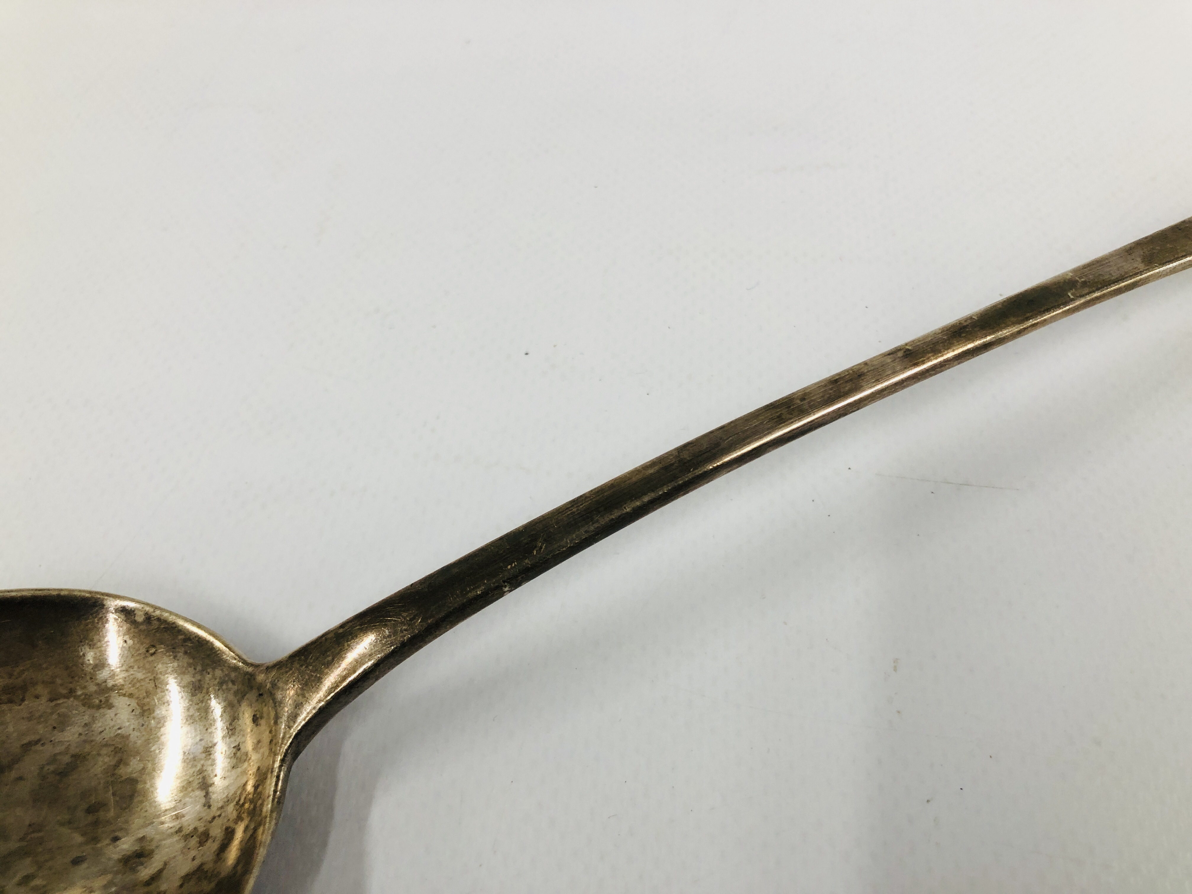 AN ANTIQUE SILVER SERVING SPOON, LONDON ASSAY MAKERS MARK I.L, LENGTH 30.5CM. - Image 3 of 10