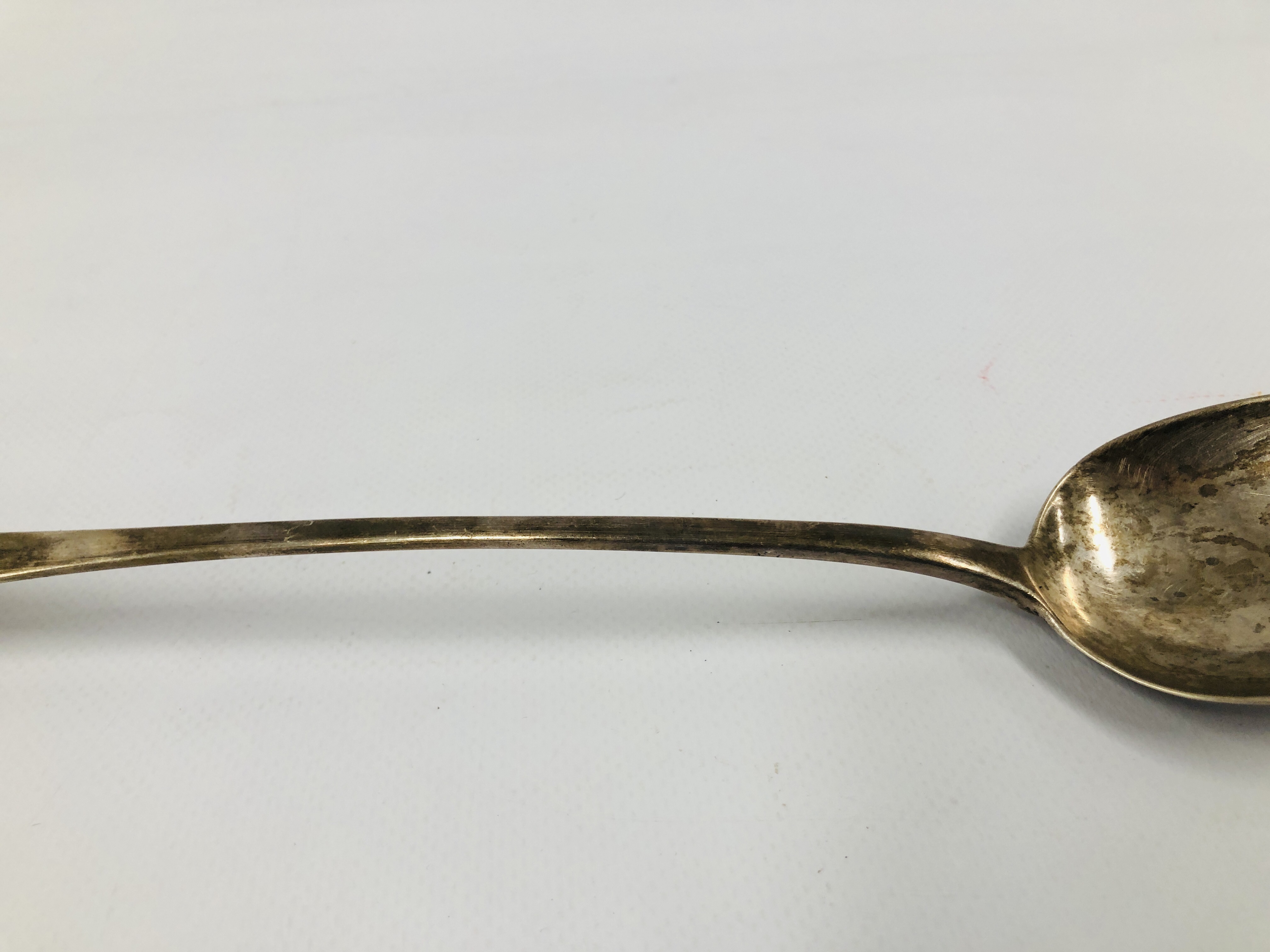AN ANTIQUE SILVER SERVING SPOON, LONDON ASSAY MAKERS MARK I.L, LENGTH 30.5CM. - Image 6 of 10