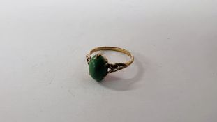 A VINTAGE 9CT GOLD RING SET WITH A CENTRAL OVAL JADE STONE.