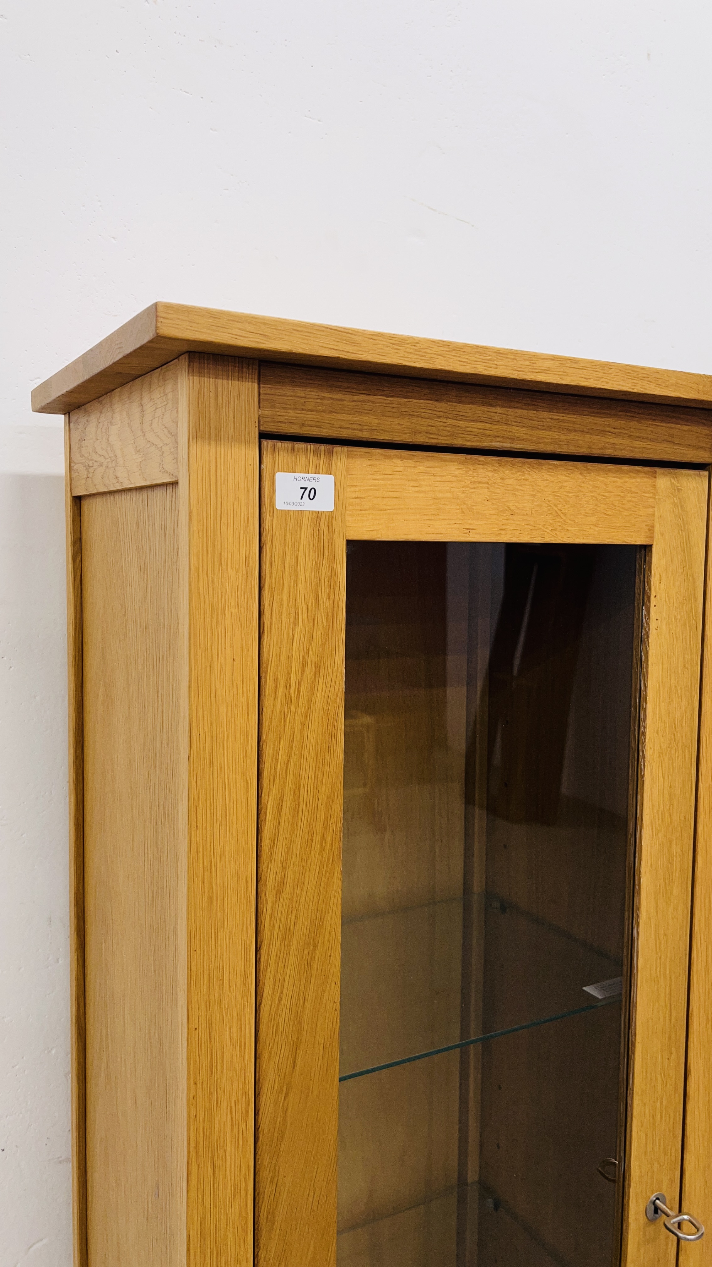 A SOLID LIGHT OAK MODERN TOWER DISPLAY CABINET WIDTH 51CM. HEIGHT 134CM. - Image 4 of 9