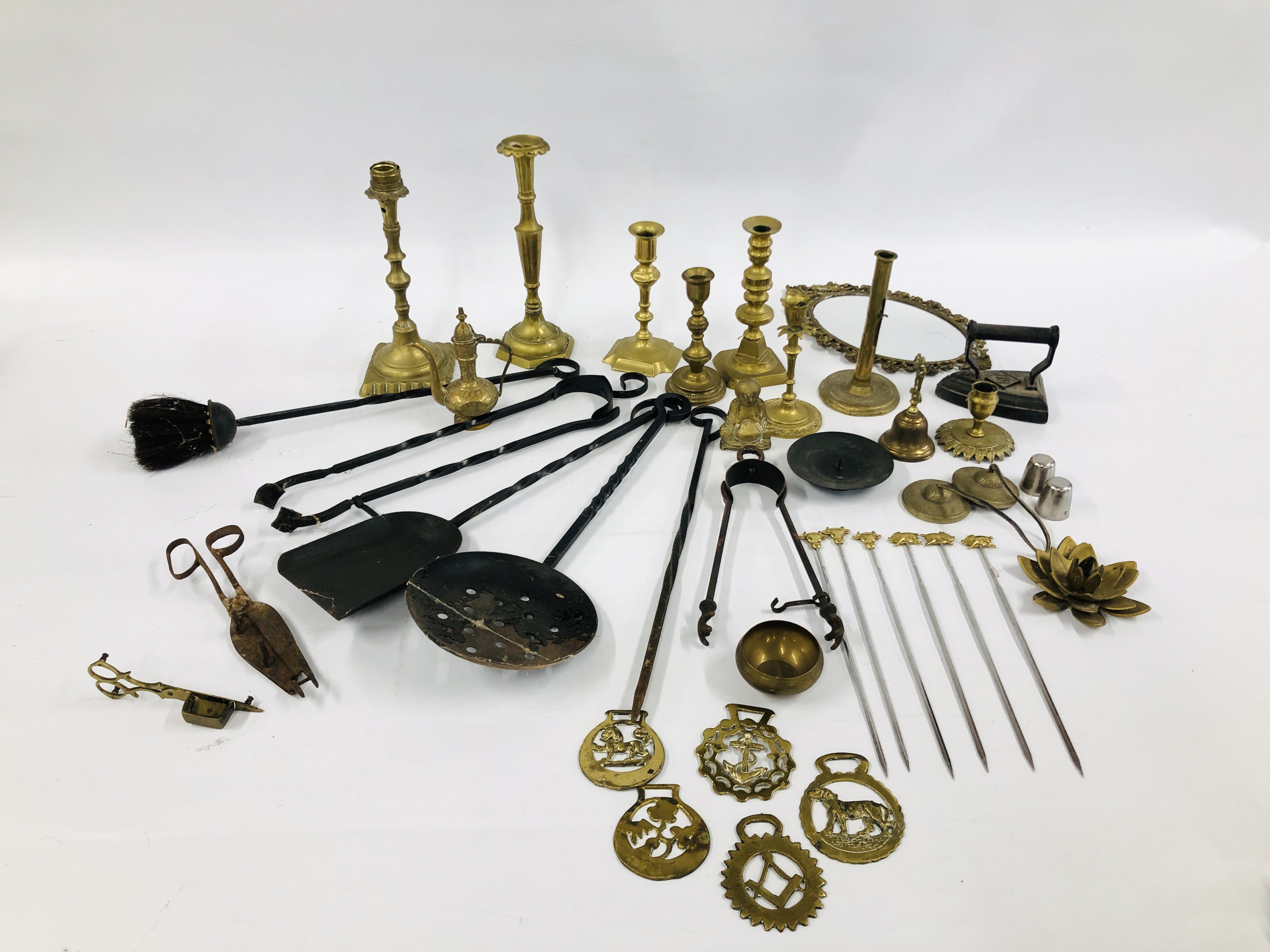 BOX OF ASSORTED VINTAGE BRASS WARE TO INCLUDE HORSE BRASSES, CANDLESTICKS, CANDLE SNUFFERS, CYMBALS,