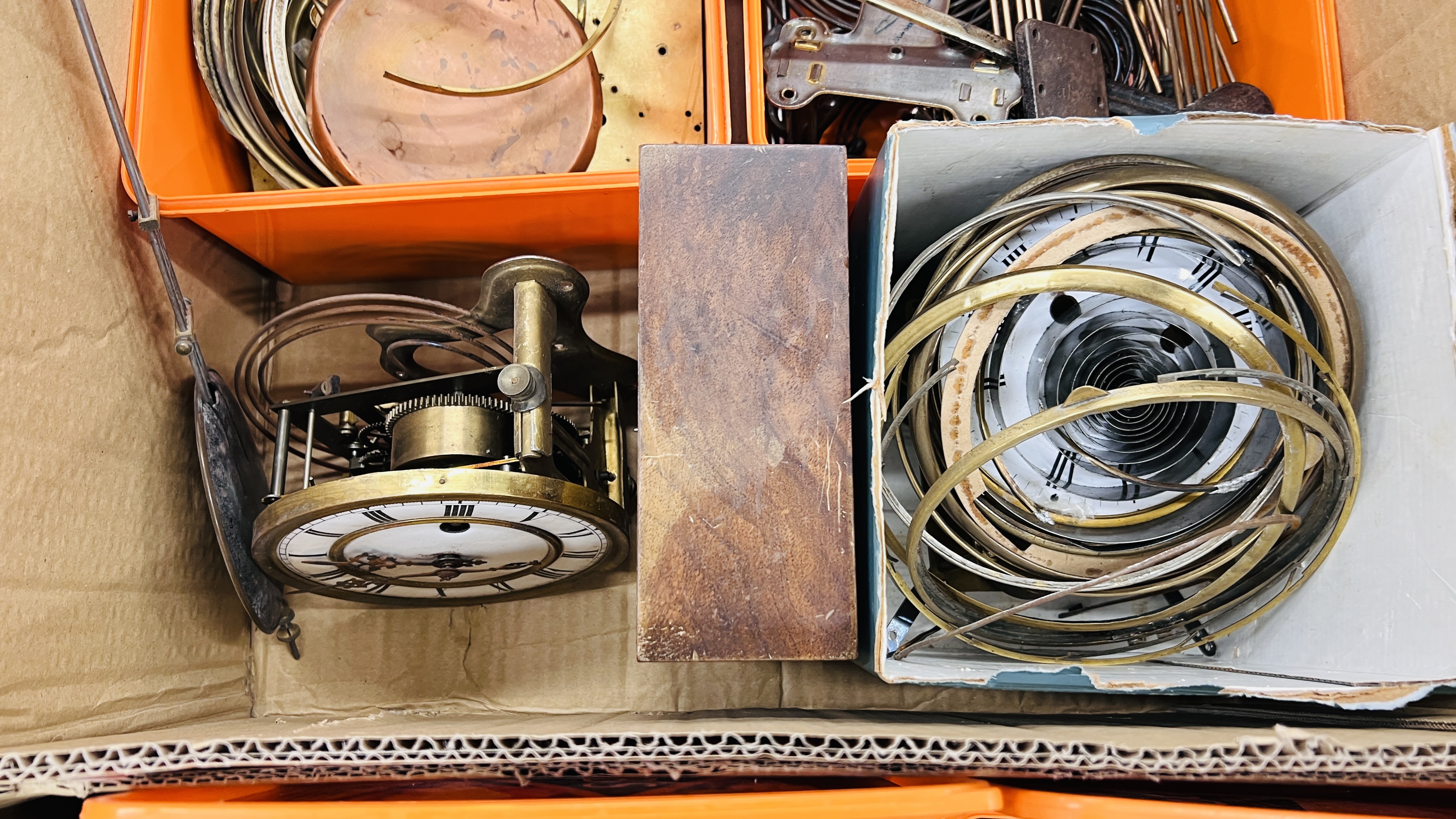 3 X BOXES OF ASSORTED MODERN & VINTAGE CLOCK PARTS & ACCESSORIES TO INCLUDE CLOCK GLASSES, HANDS, - Image 4 of 11