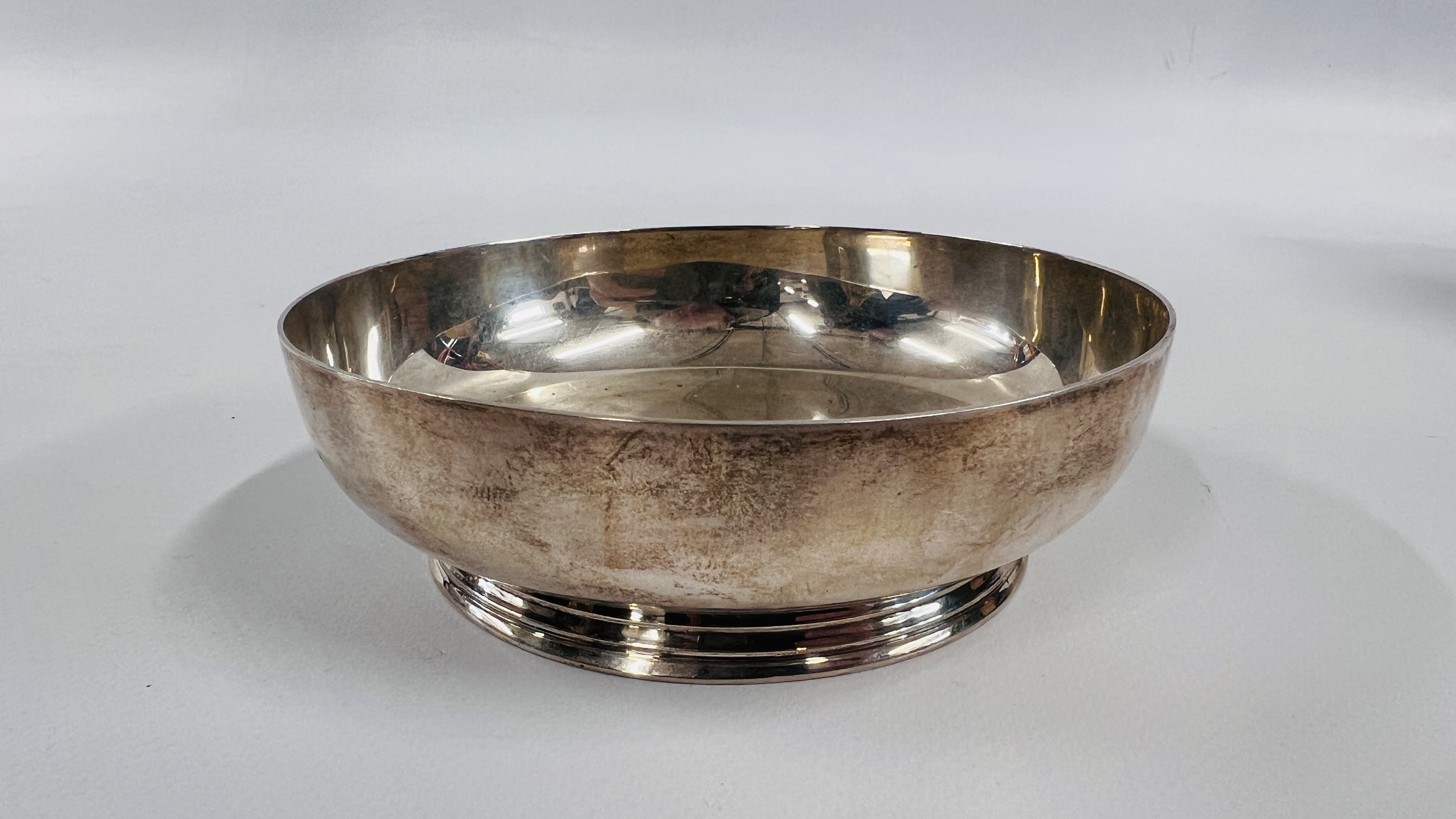 A SILVER DISH, DIAMETER 12.5CM., LONDON ASSAY, MAKER BARNARDS LTD.