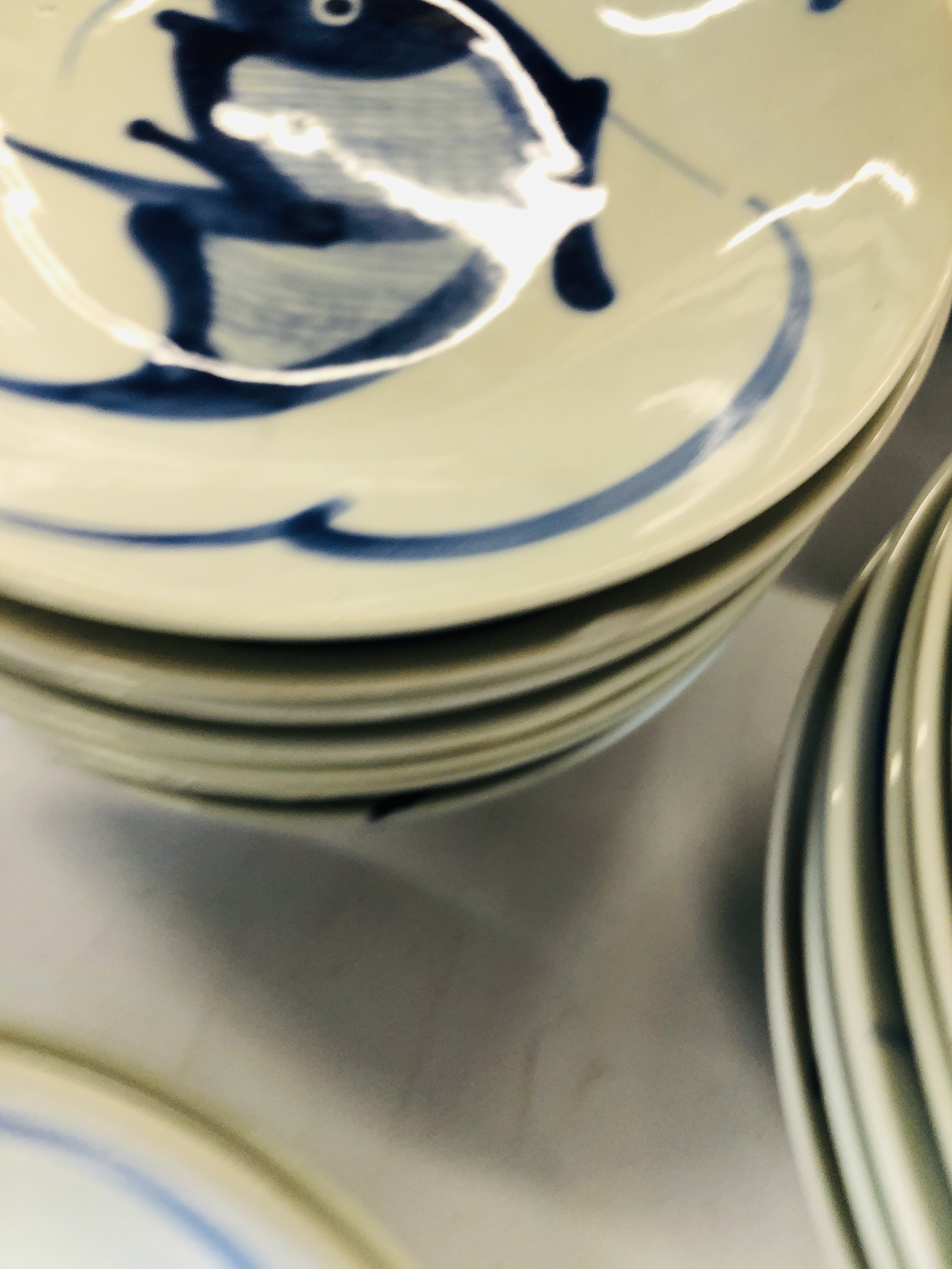 A GROUP OF CHINESE BLUE AND WHITE PLATES AND DISHES DECORATED WITH A FISH SYMBOL ALONG WITH A - Image 12 of 14