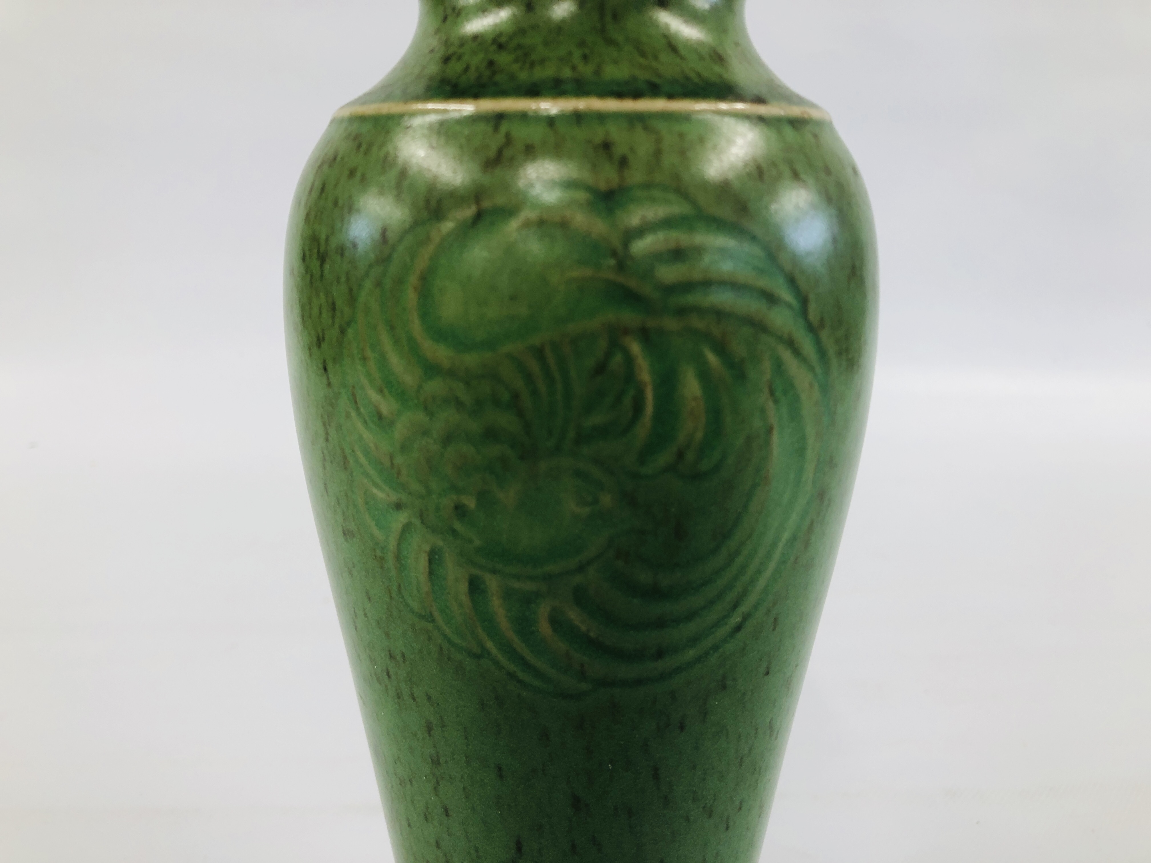 A GREEN GLAZED ROYAL DOULTON VASE SIGNED BY ARTIST INITIALS NUMBER 5523 HEIGHT 26CM. - Image 3 of 6