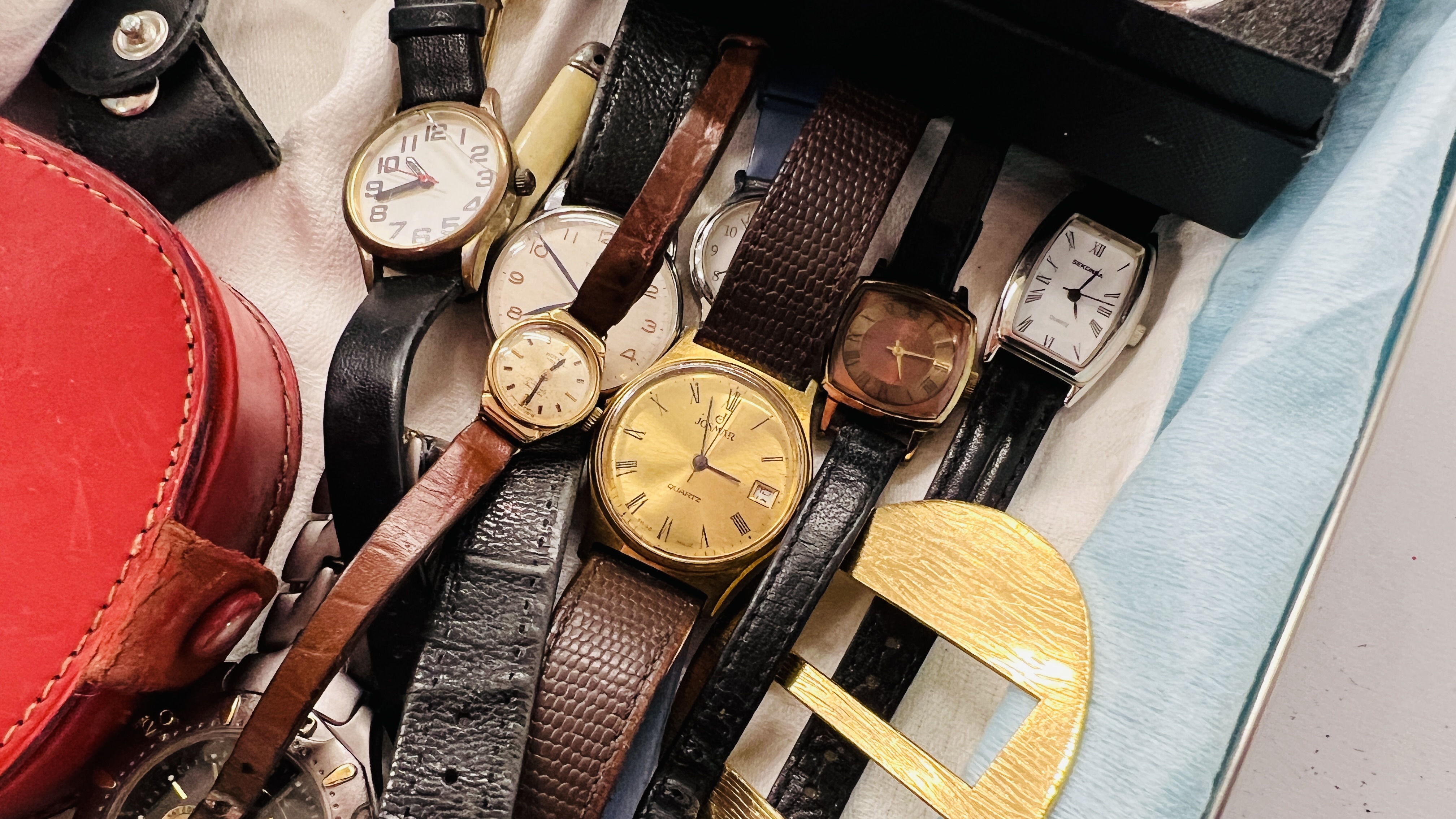 A GROUP OF ASSORTED MODERN AND VINTAGE WRIST WATCHES TO INCLUDE SEKONDA FOB WATCH, JOSMAR, - Image 3 of 6