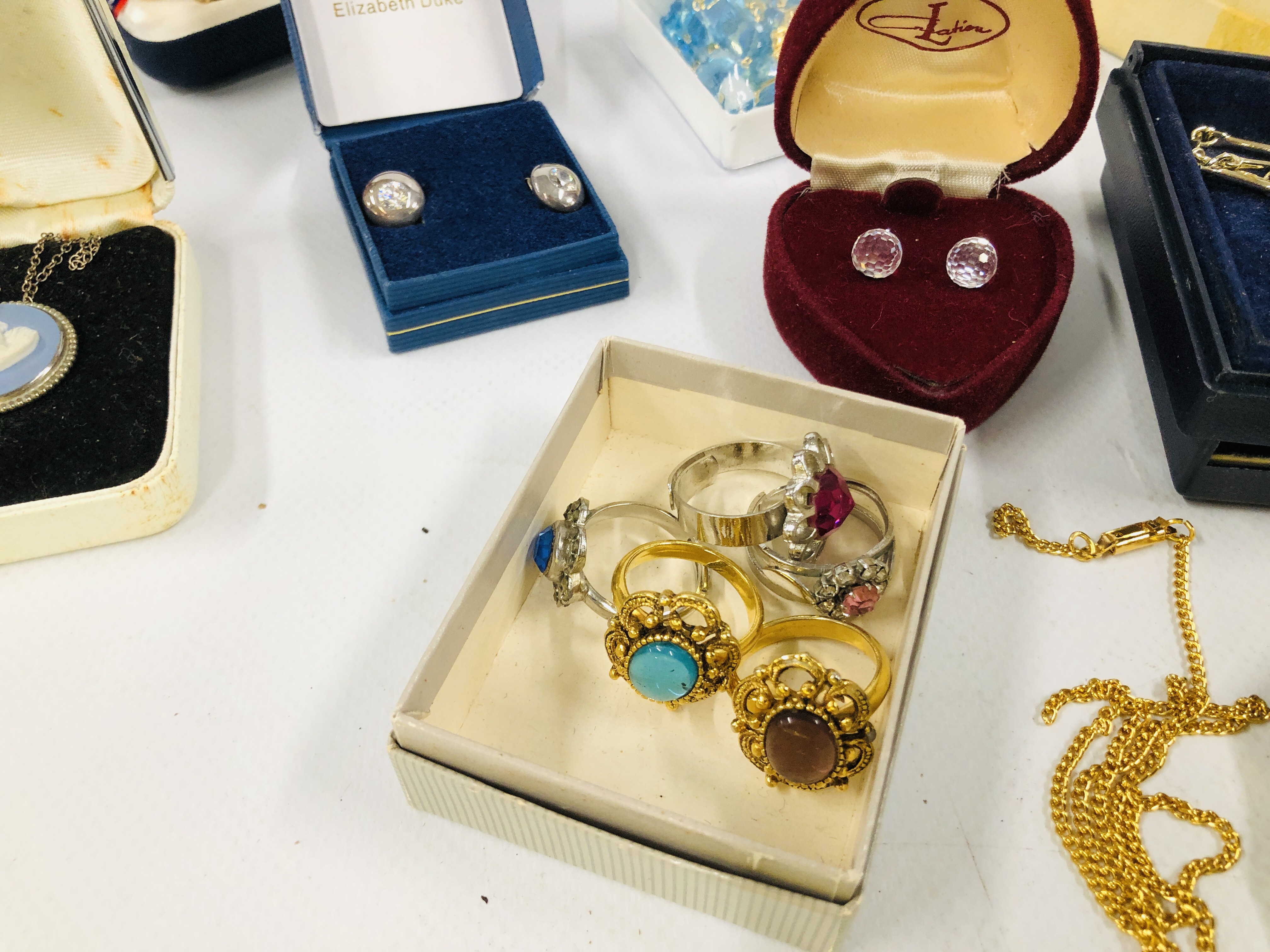 A BOX OF ASSORTED JEWELLERY TO INCLUDE RELIGIOUS NECKLACES, COSTUME RINGS, - Image 6 of 10