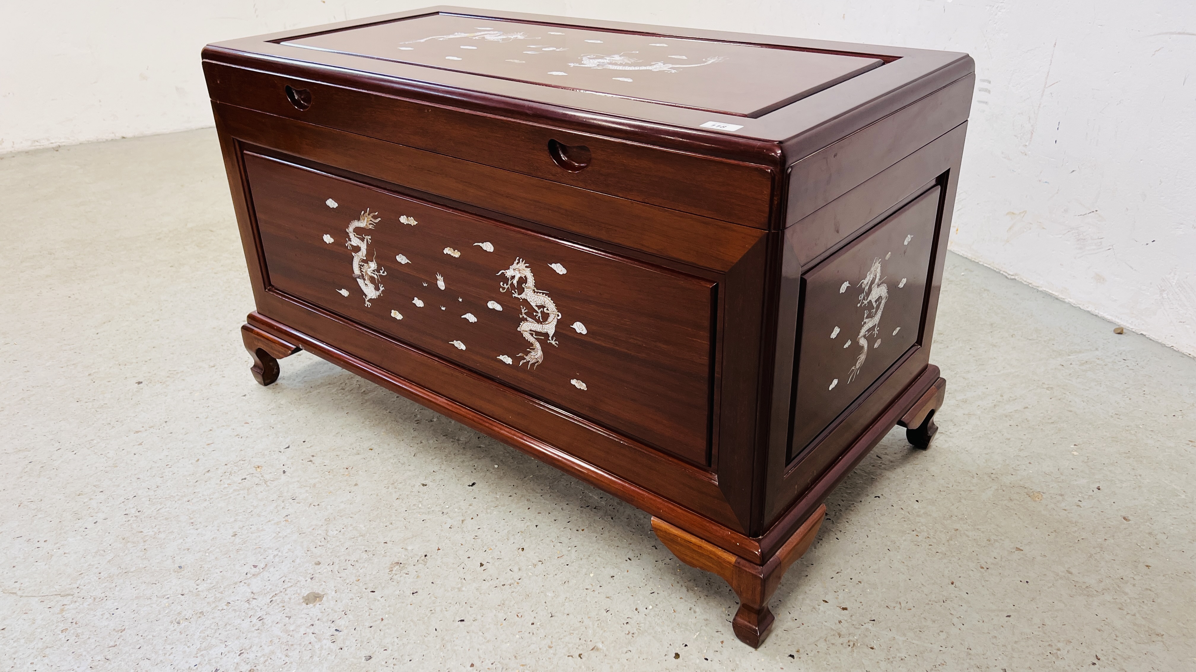 A GOOD QUALITY HARDWOOD ORIENTAL CHEST WITH MOTHER OF PEARL DRAGON INLAY. - Image 5 of 10