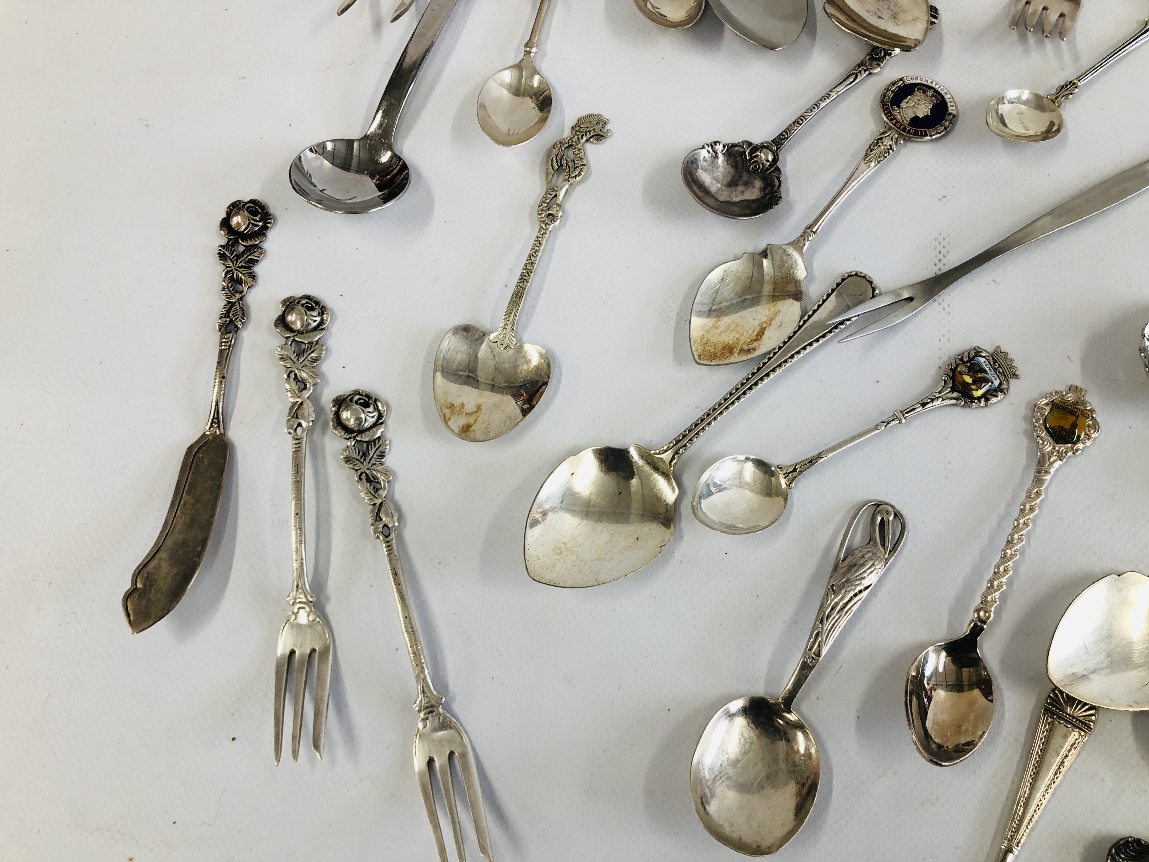 A COLLECTION OF ASSORTED SPOONS AND CUTLERY TO INCLUDE INDIAN WHITE METAL EXAMPLES, - Image 7 of 8