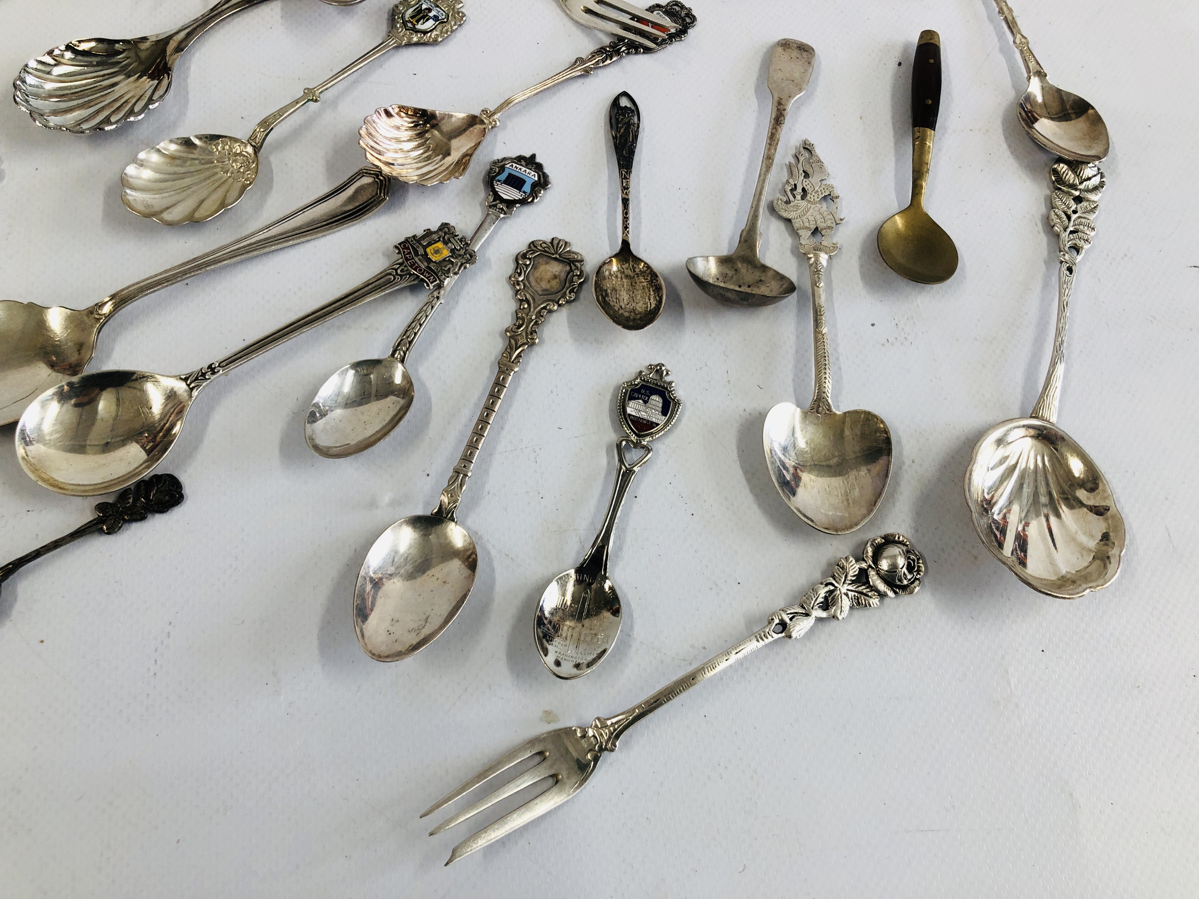 A COLLECTION OF ASSORTED SPOONS AND CUTLERY TO INCLUDE INDIAN WHITE METAL EXAMPLES, - Image 2 of 8