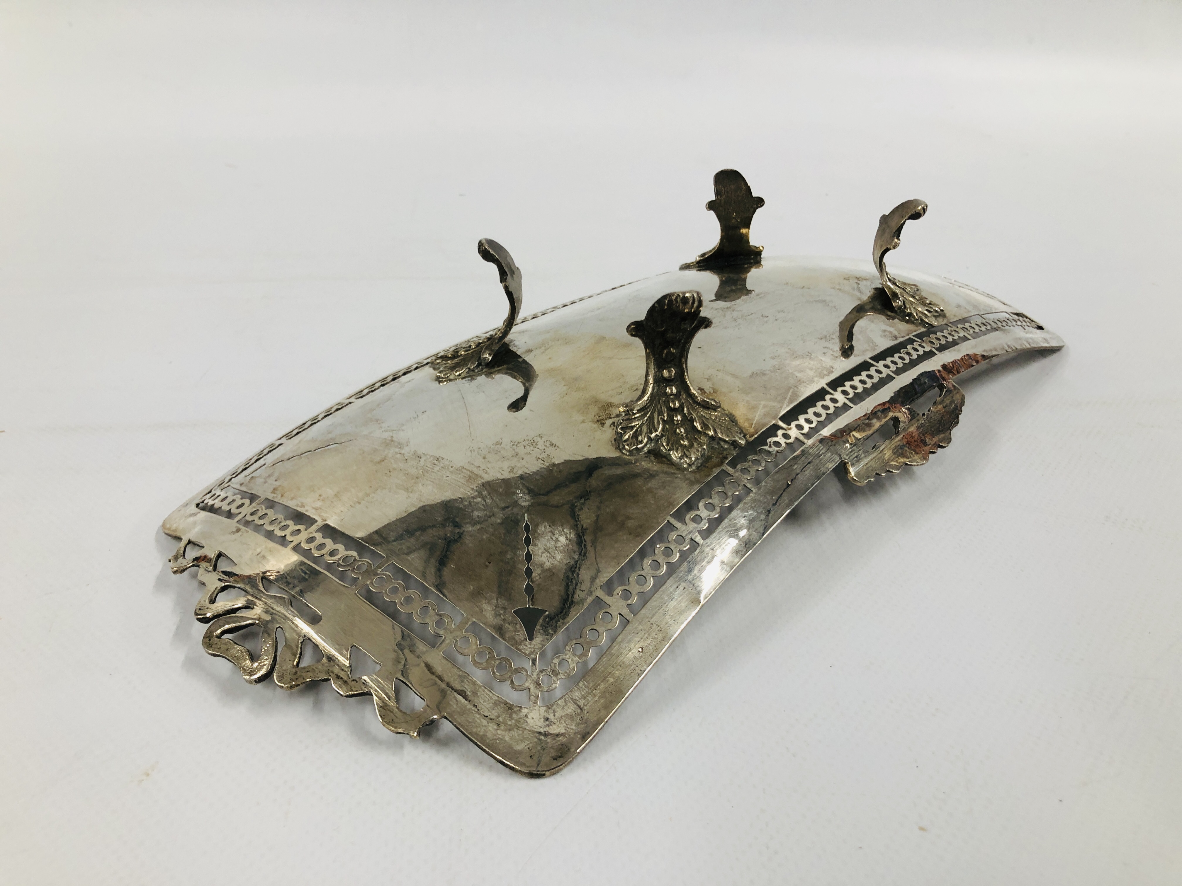 AN ELABORATE SILVER RECTANGULAR DISH, OPEN WORK DETAIL ON FOUR SPLAYED FEET, STAMPED 800, L 33CM, - Image 9 of 10
