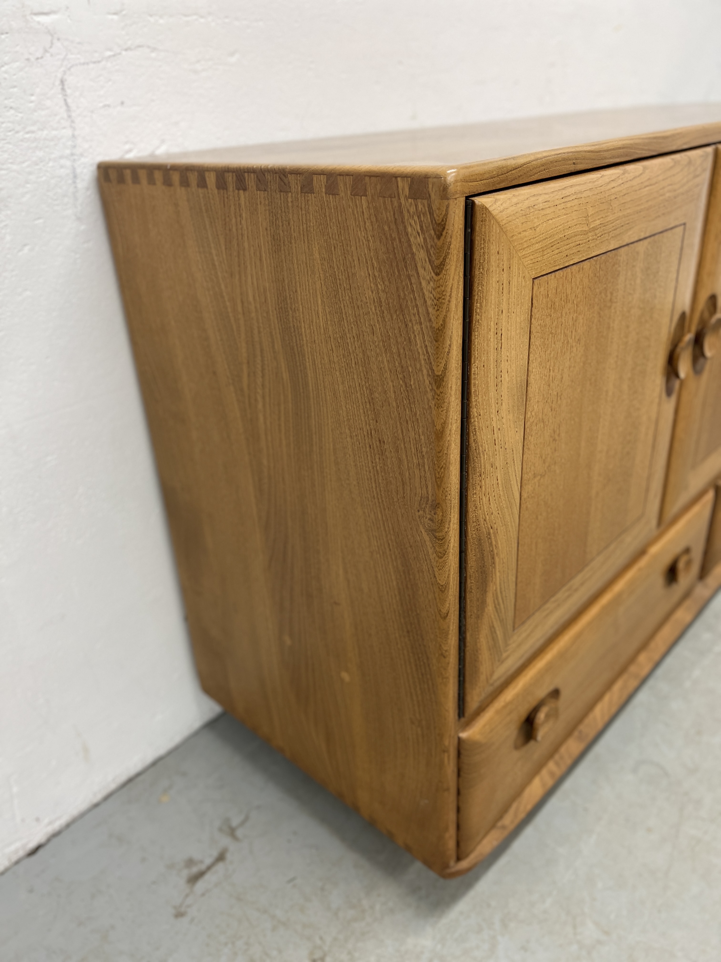 AN ERCOL WINDSOR SIDEBOARD, 3 CUPBOARD DOORS ABOVE 2 DRAWERS W 130CM X D 44CM X H 76CM. - Image 4 of 18
