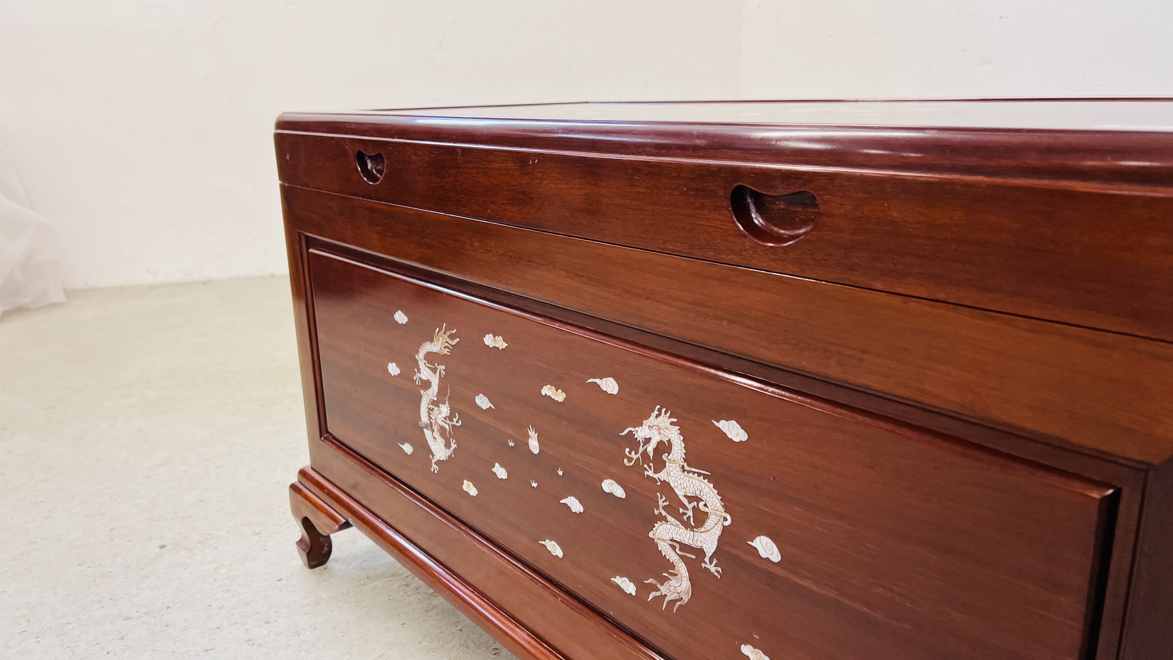 A GOOD QUALITY HARDWOOD ORIENTAL CHEST WITH MOTHER OF PEARL DRAGON INLAY. - Image 7 of 10