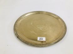 A CONTINENTAL WHITE METAL CIRCULAR SALVER MARKED 900, DIA. 30CM.