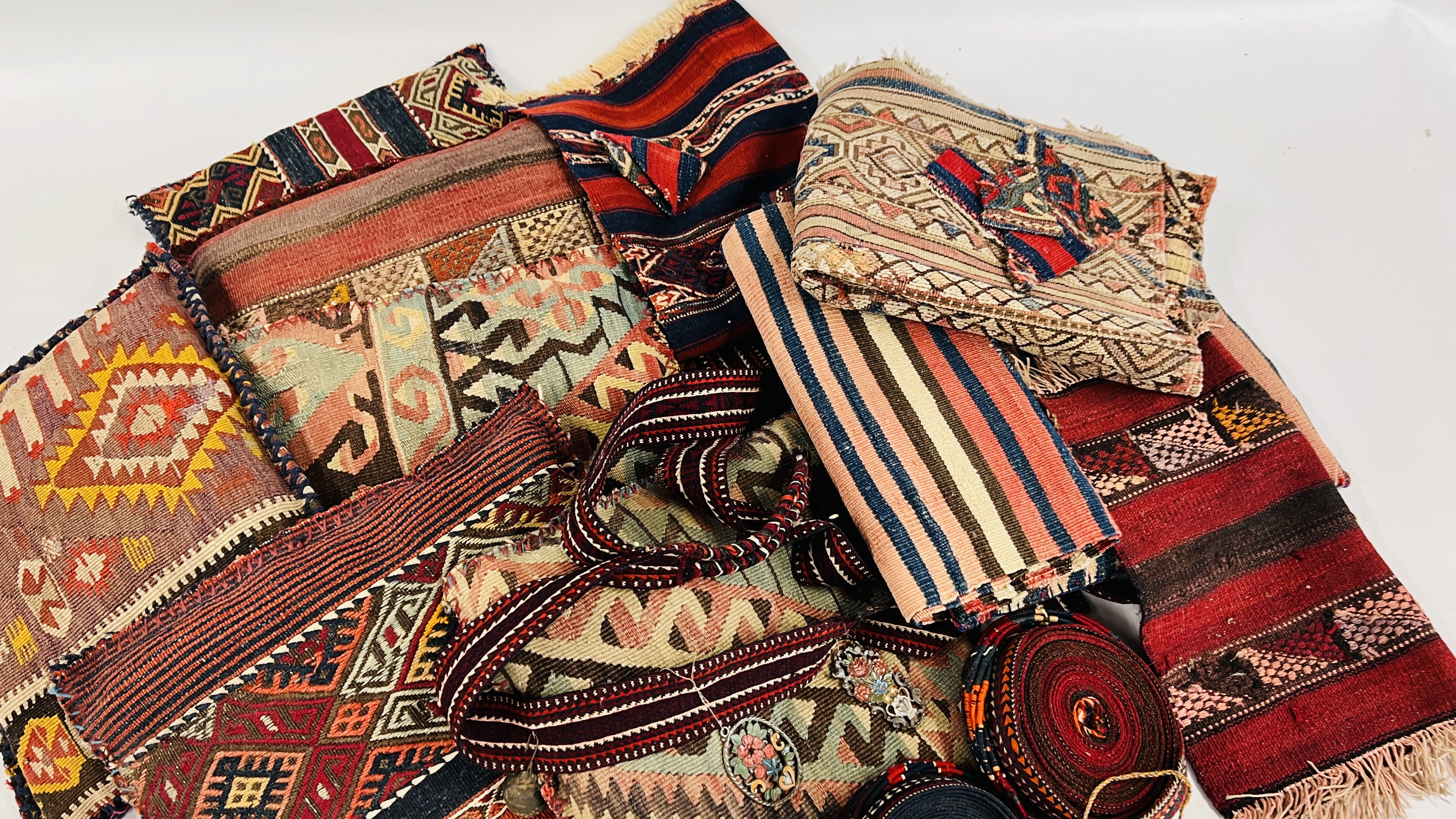A BOX OF MIDDLE EASTERN AND ASIAN STYLE CARPET / HANDCRAFTED TEXTILE CUSHIONS AND A BOX OF TEXTILE - Image 4 of 12