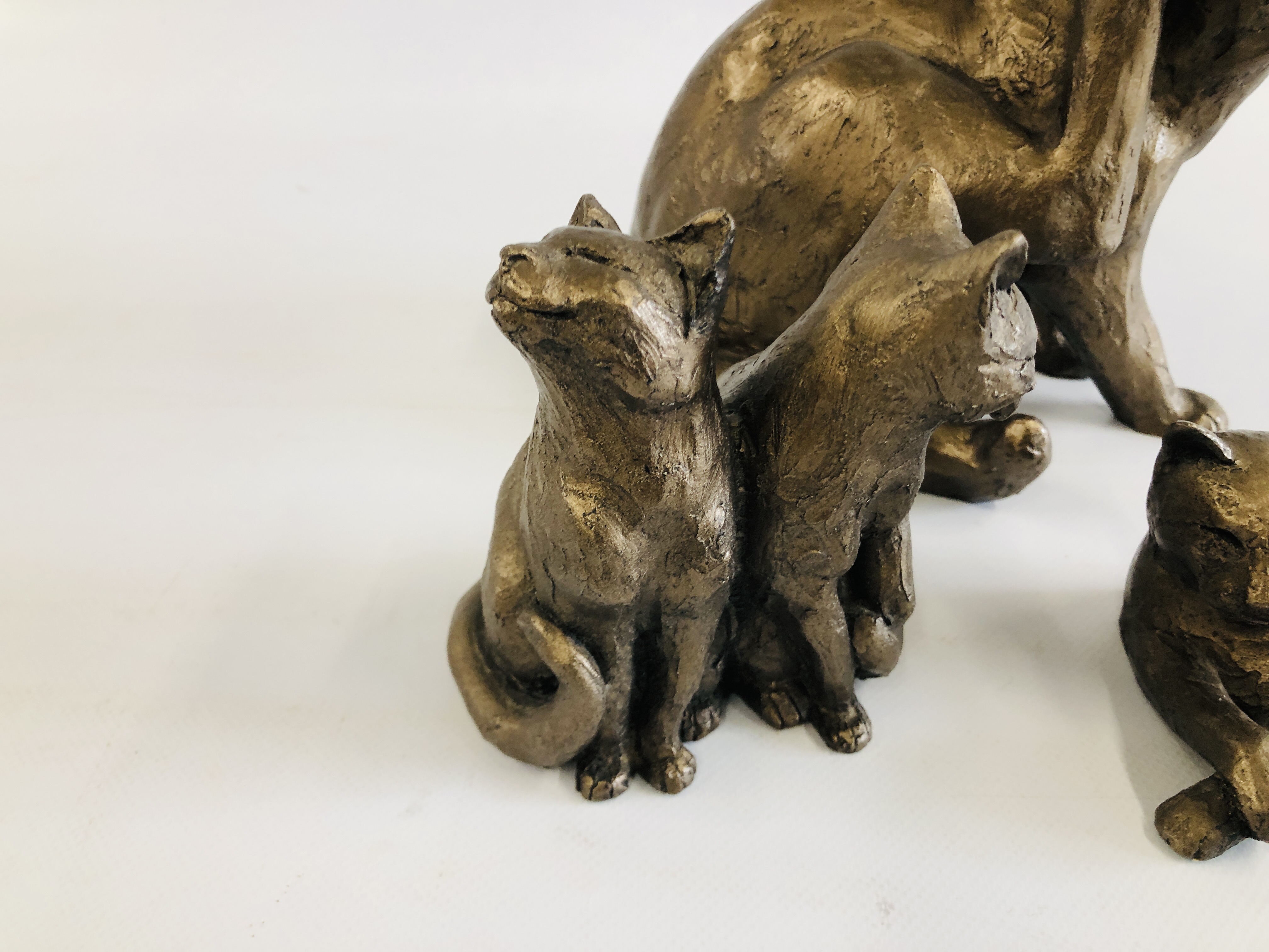 A GROUP OF THREE COMPOSITE CAT SCULPTURES TO INCLUDE 2 X EXAMPLES BY "FRITH SCULPTURE" THE OTHER - Image 4 of 5