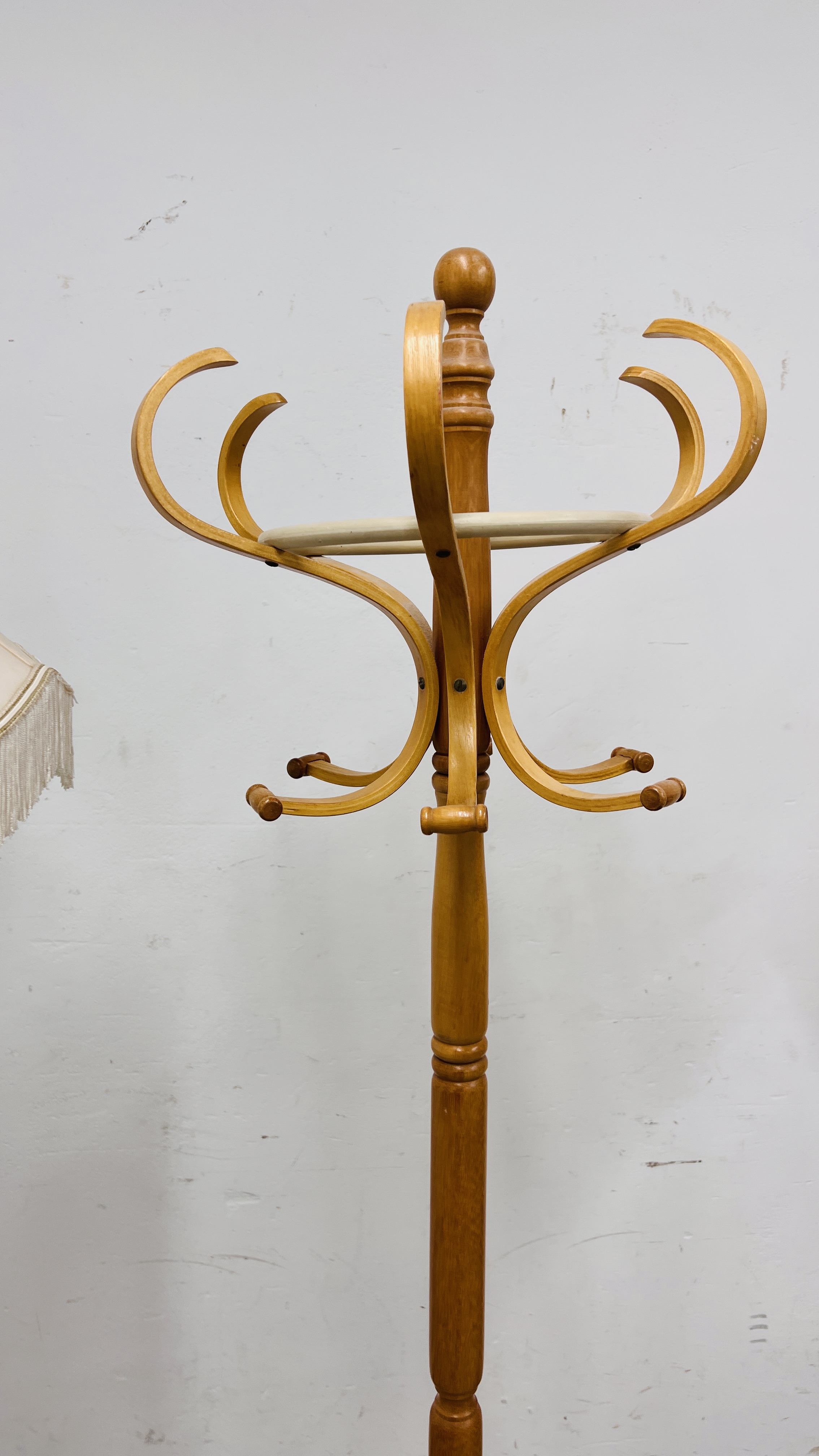 A RETRO BEECH WOOD TRIPOD FOOTED STANDARD LAMP WITH SHADE - WIRE REMOVED - DECO STYLE STANDARD LAMP - Image 5 of 8
