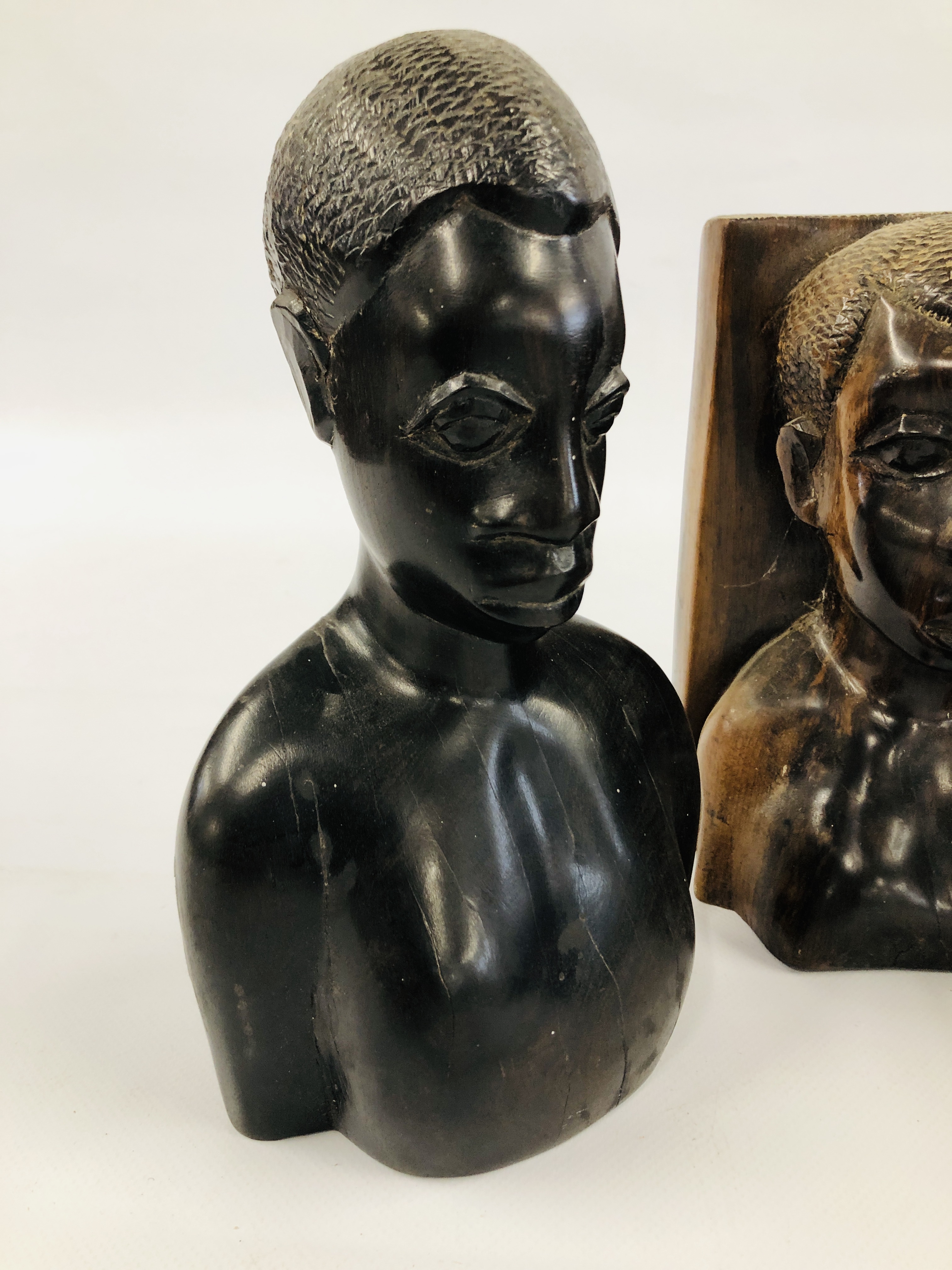 A PAIR OF AFRICAN CARVED HARDWOOD FLATBACK BOOKENDS HEIGHT 20CM. - Image 5 of 5