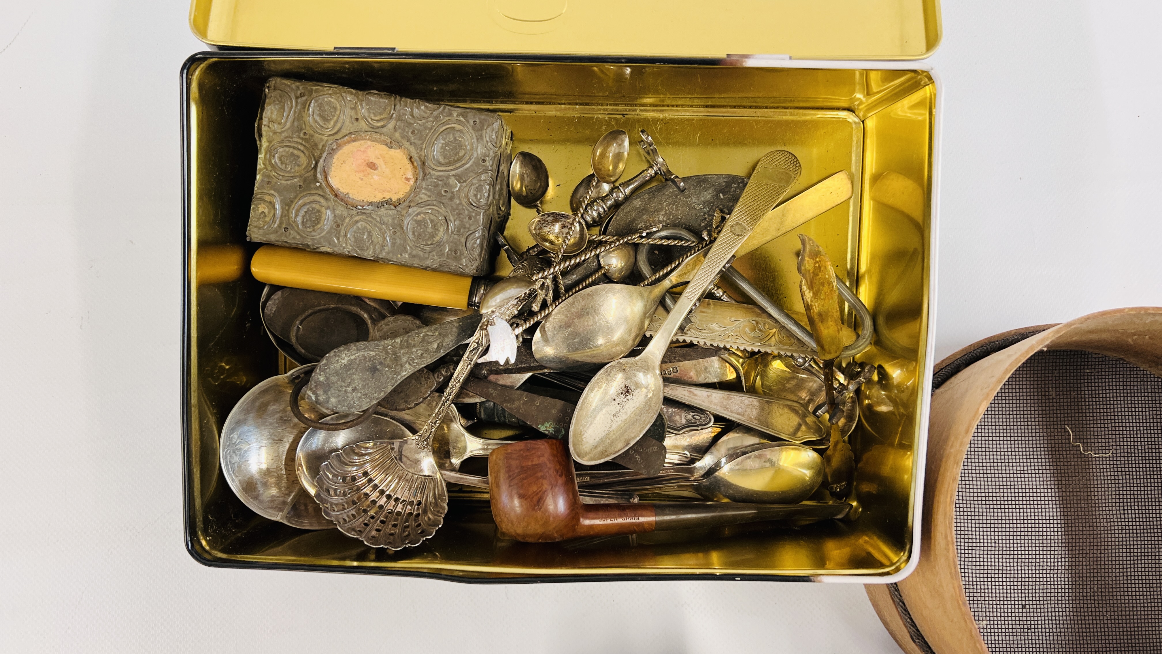 A BOX OF ASSORTED COLLECTABLES TO INCLUDE A PAIR OF MIDDLE EASTERN SHOES, - Image 11 of 11