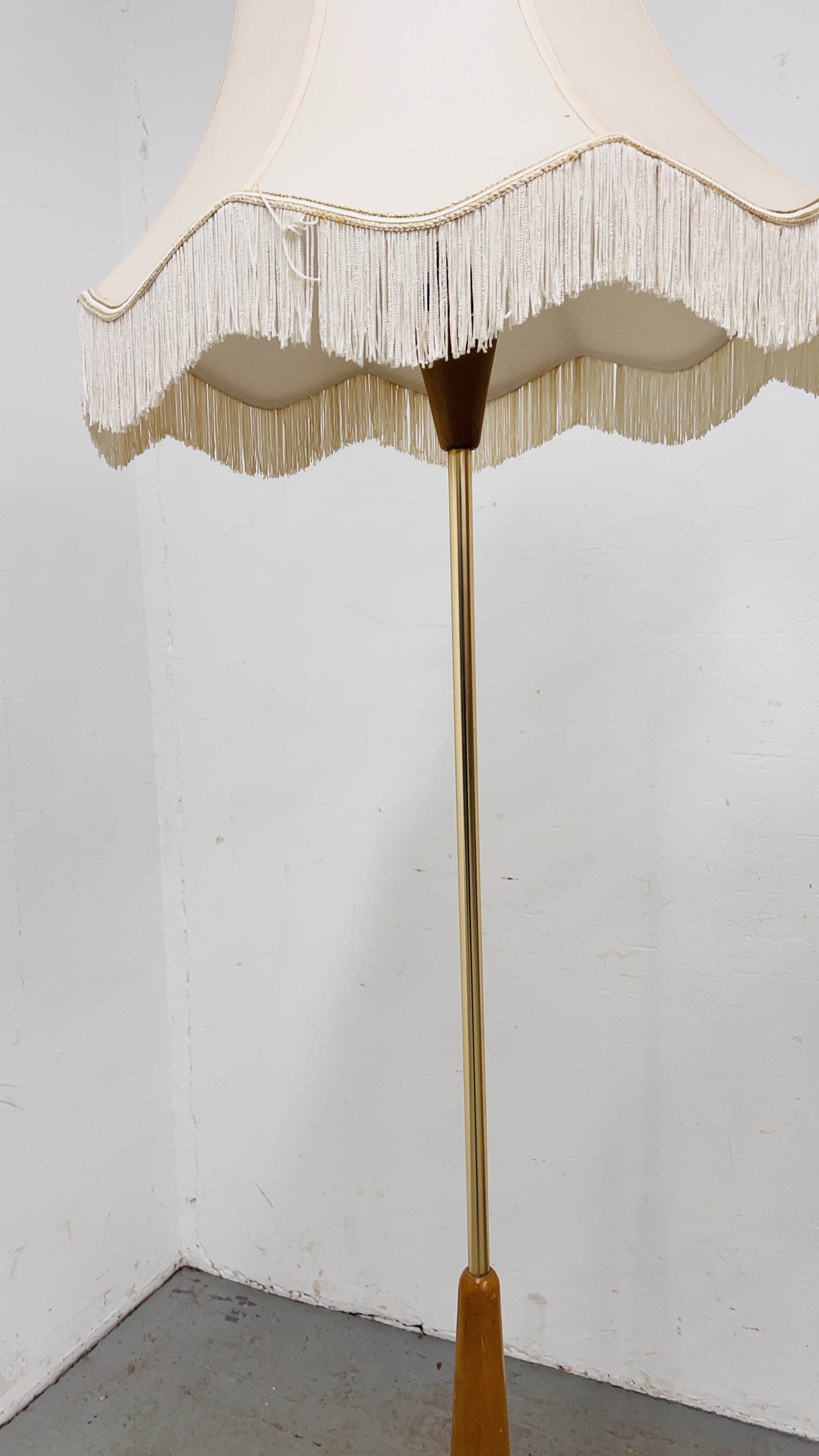 A RETRO BEECH WOOD TRIPOD FOOTED STANDARD LAMP WITH SHADE - WIRE REMOVED - DECO STYLE STANDARD LAMP - Image 3 of 8