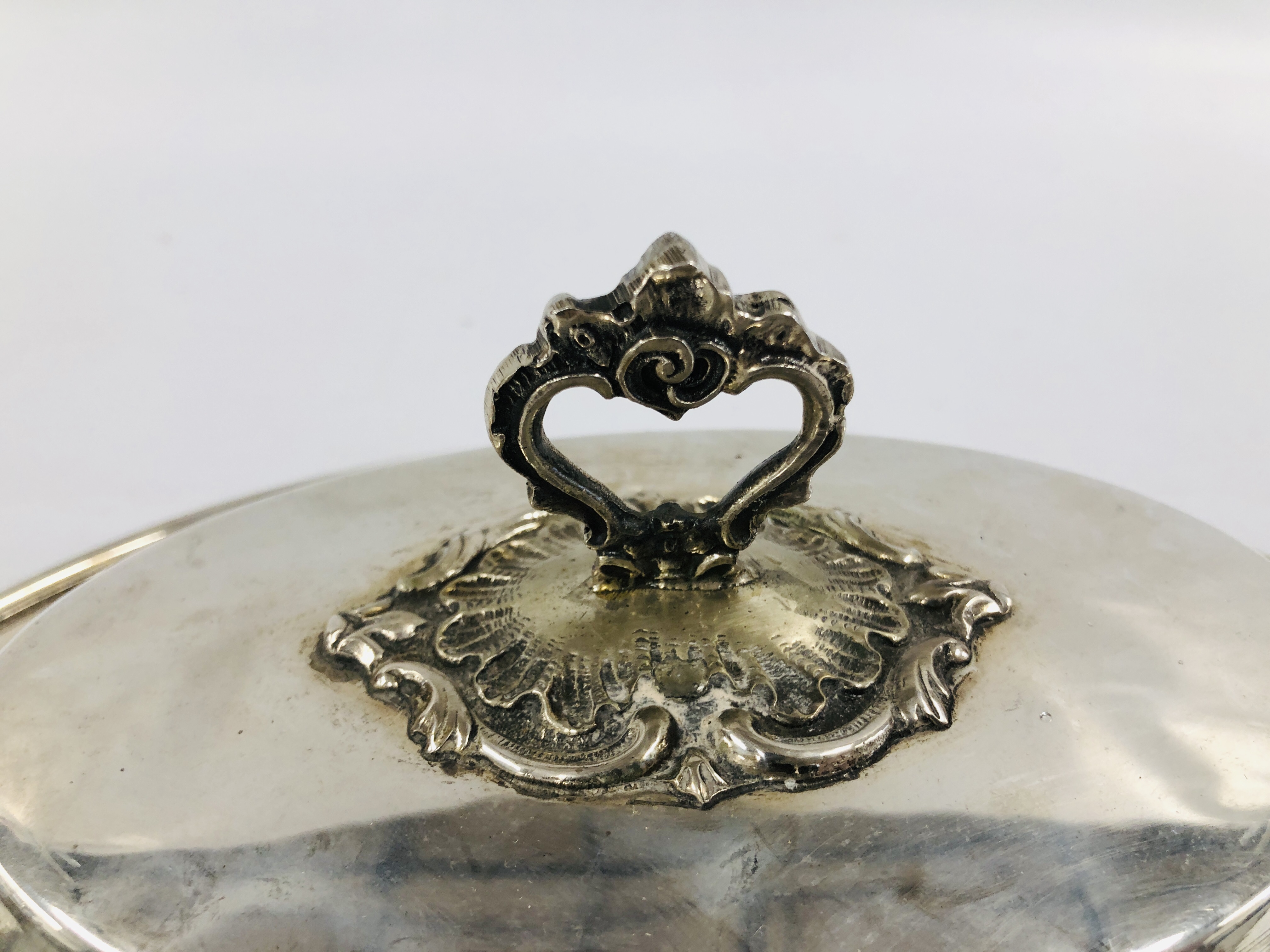 A CONTINENTAL SILVER OVAL TUREEN AND COVER, DECORATED WITH GARLANDS, BASE STAMPED 900, L 30. - Image 6 of 13
