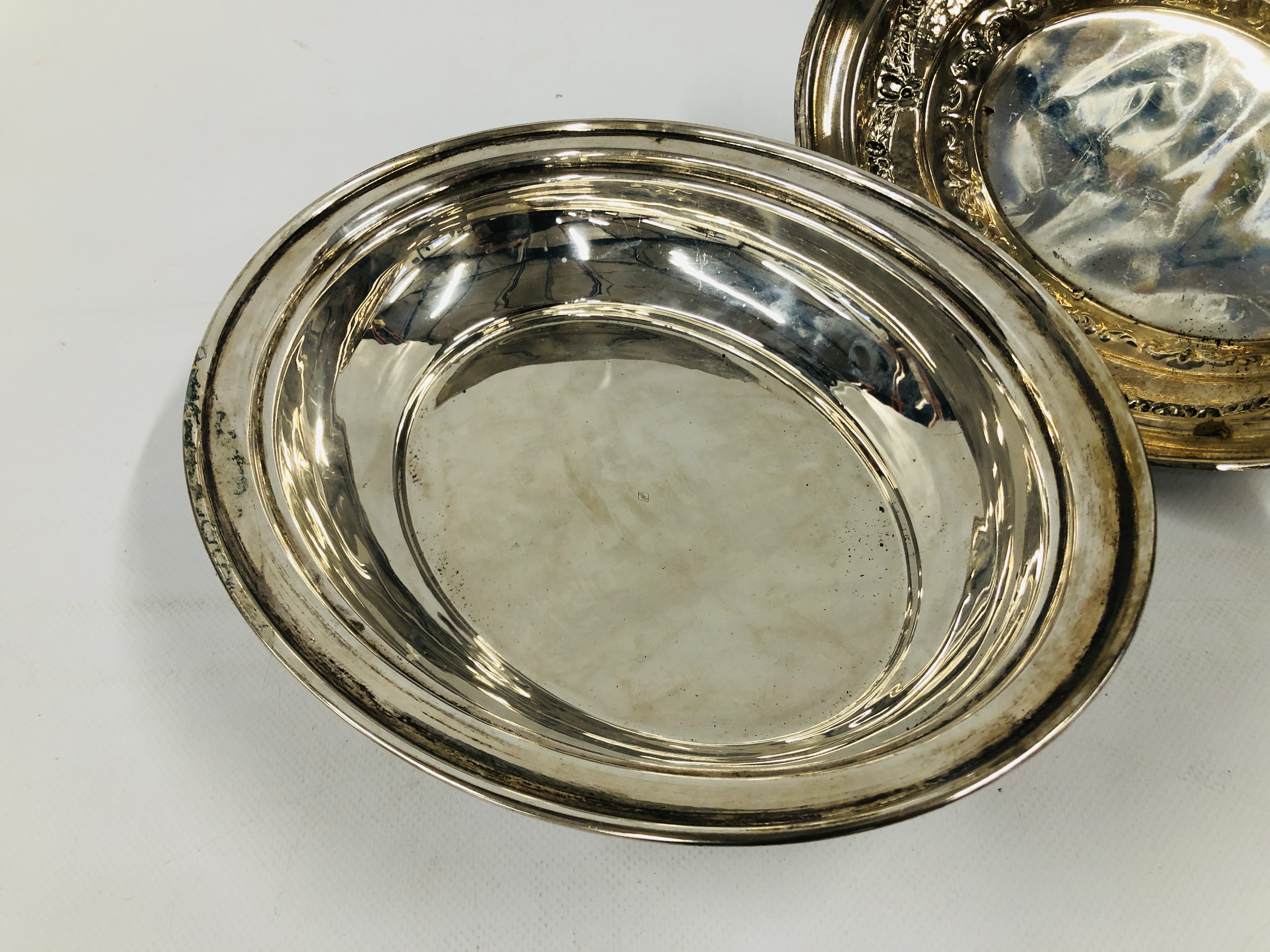 A CONTINENTAL SILVER OVAL TUREEN AND COVER, DECORATED WITH GARLANDS, BASE STAMPED 900, L 30. - Image 10 of 13