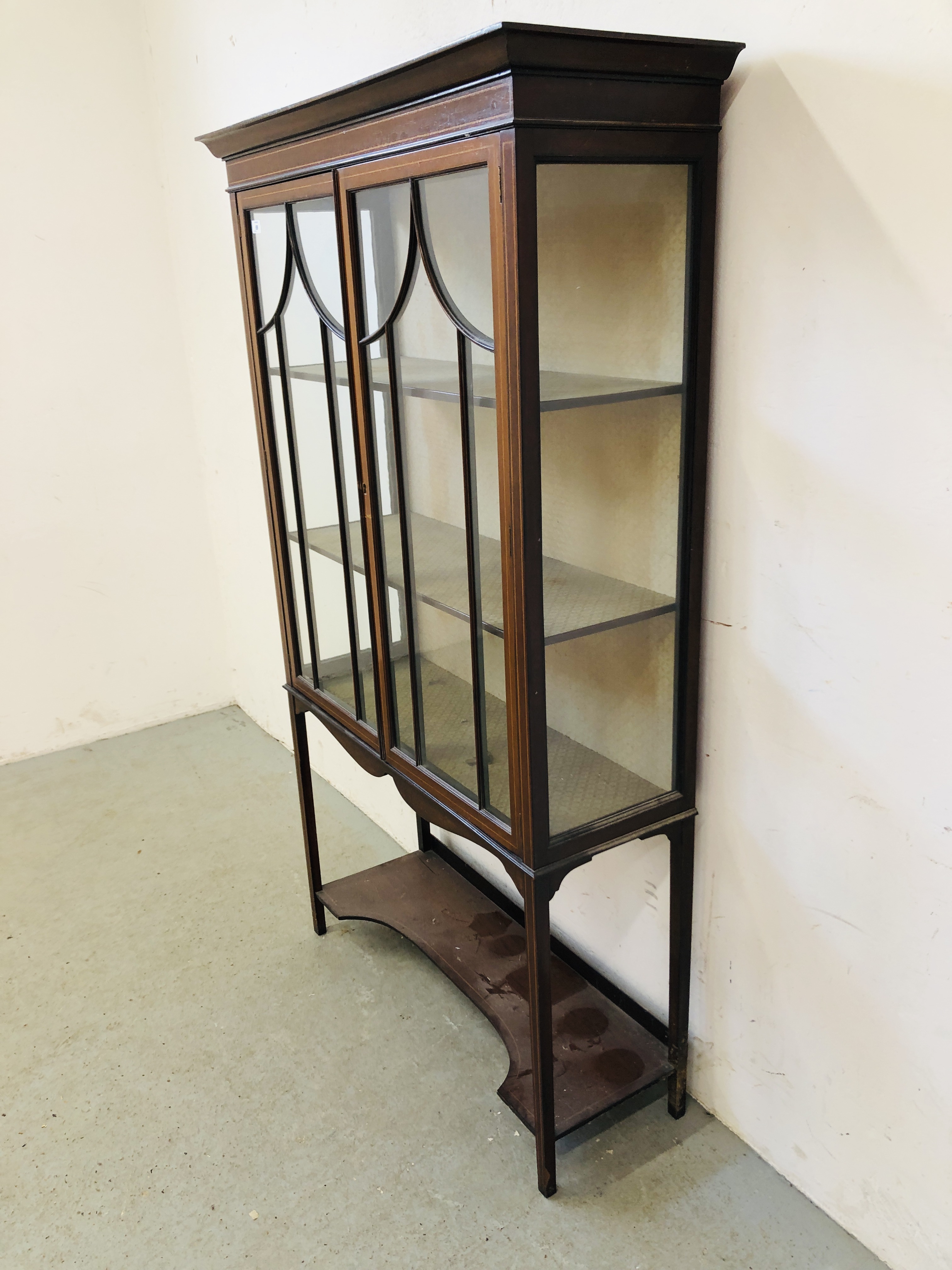 AN ANTIQUE MAHOGANY AND INLAID 2 DOOR GLAZED CABINET WITH LOWER TIER W 100CM X D 36CM X H 170CM. - Image 4 of 6