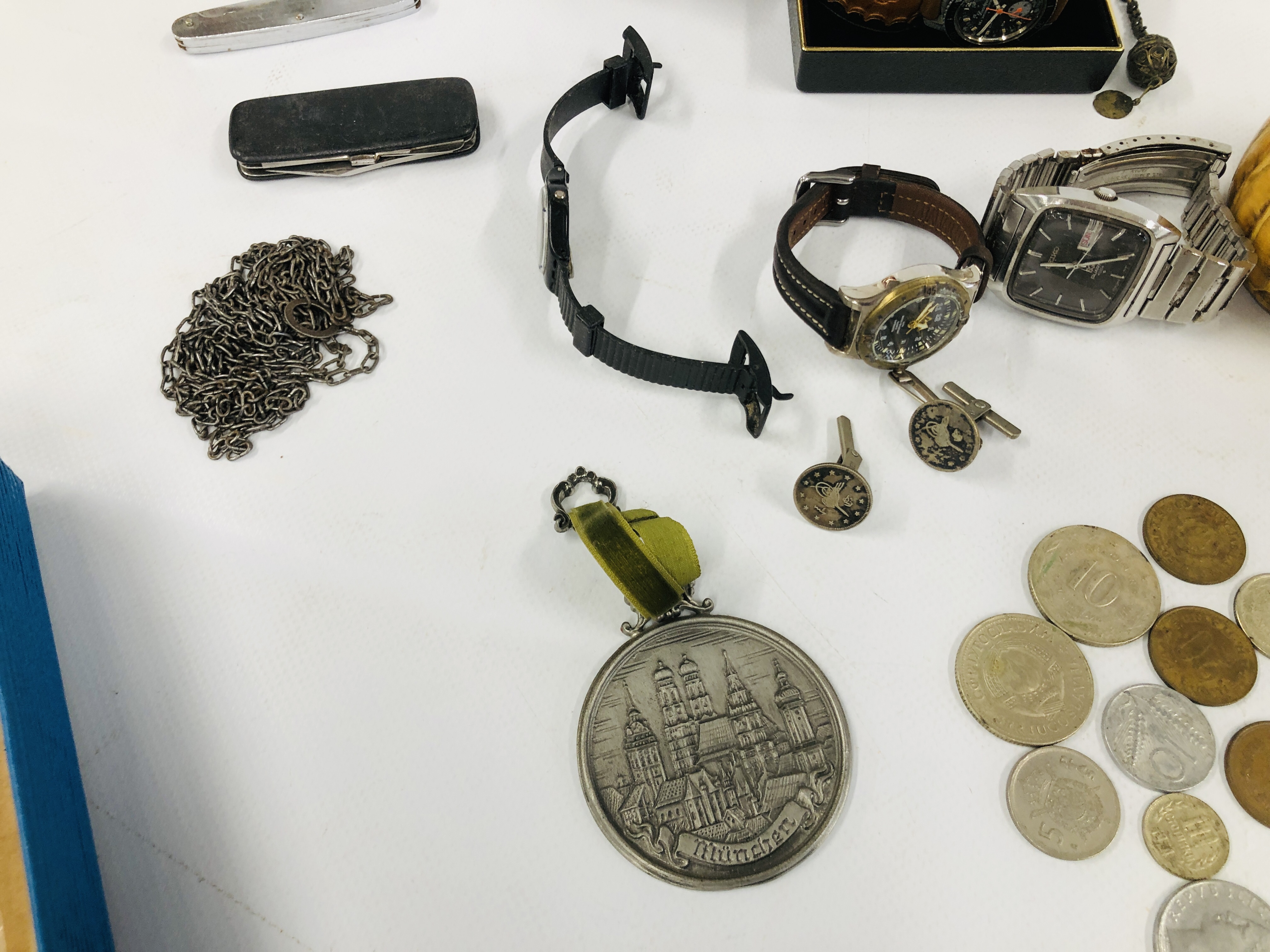 A TRAY OF ASSORTED COLLECTIBLES, JEWELLERY, WATCHES, - Image 9 of 10