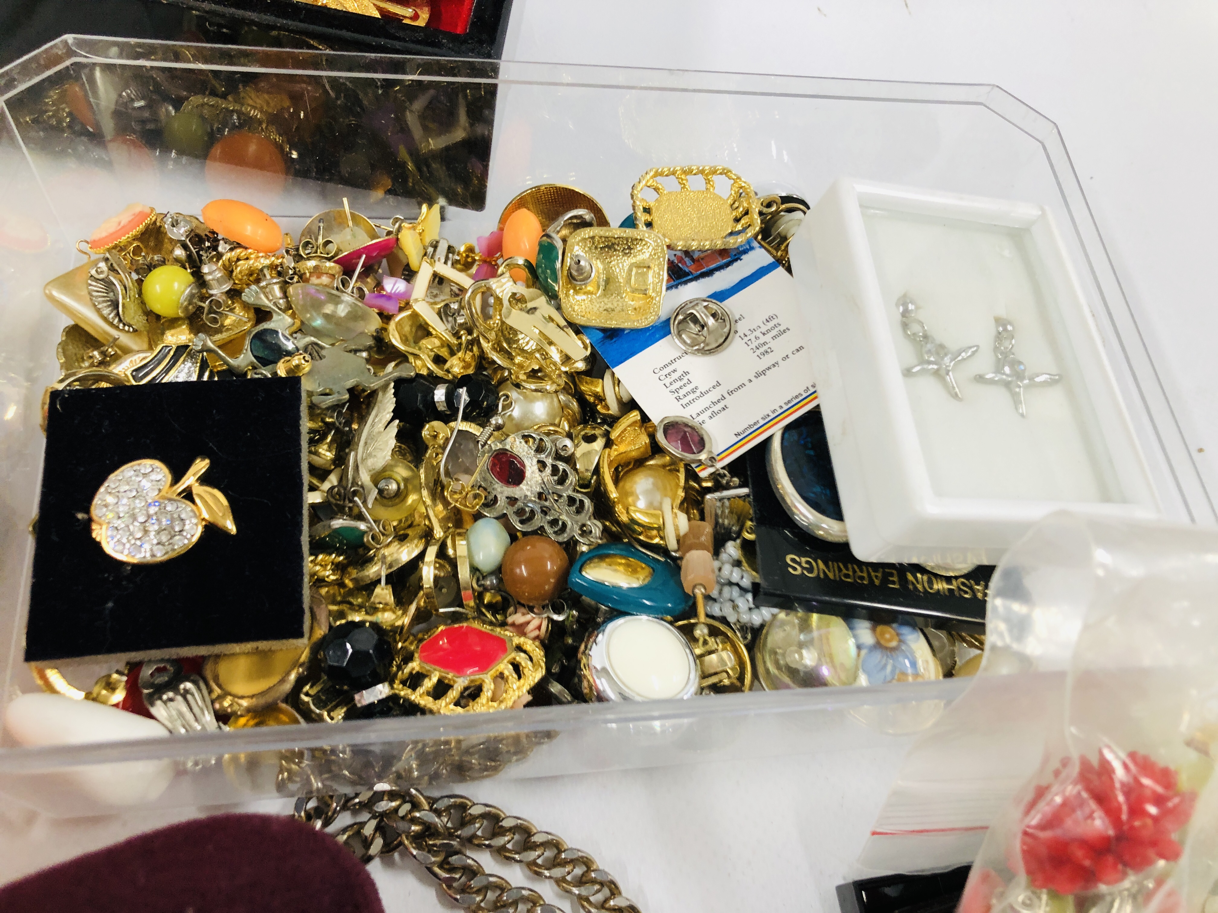 A BOX OF ASSORTED COSTUME JEWELLERY TO INCLUDE VINTAGE BROOCHES, NECKLACES, CLIP ON EARRINGS, - Image 9 of 10