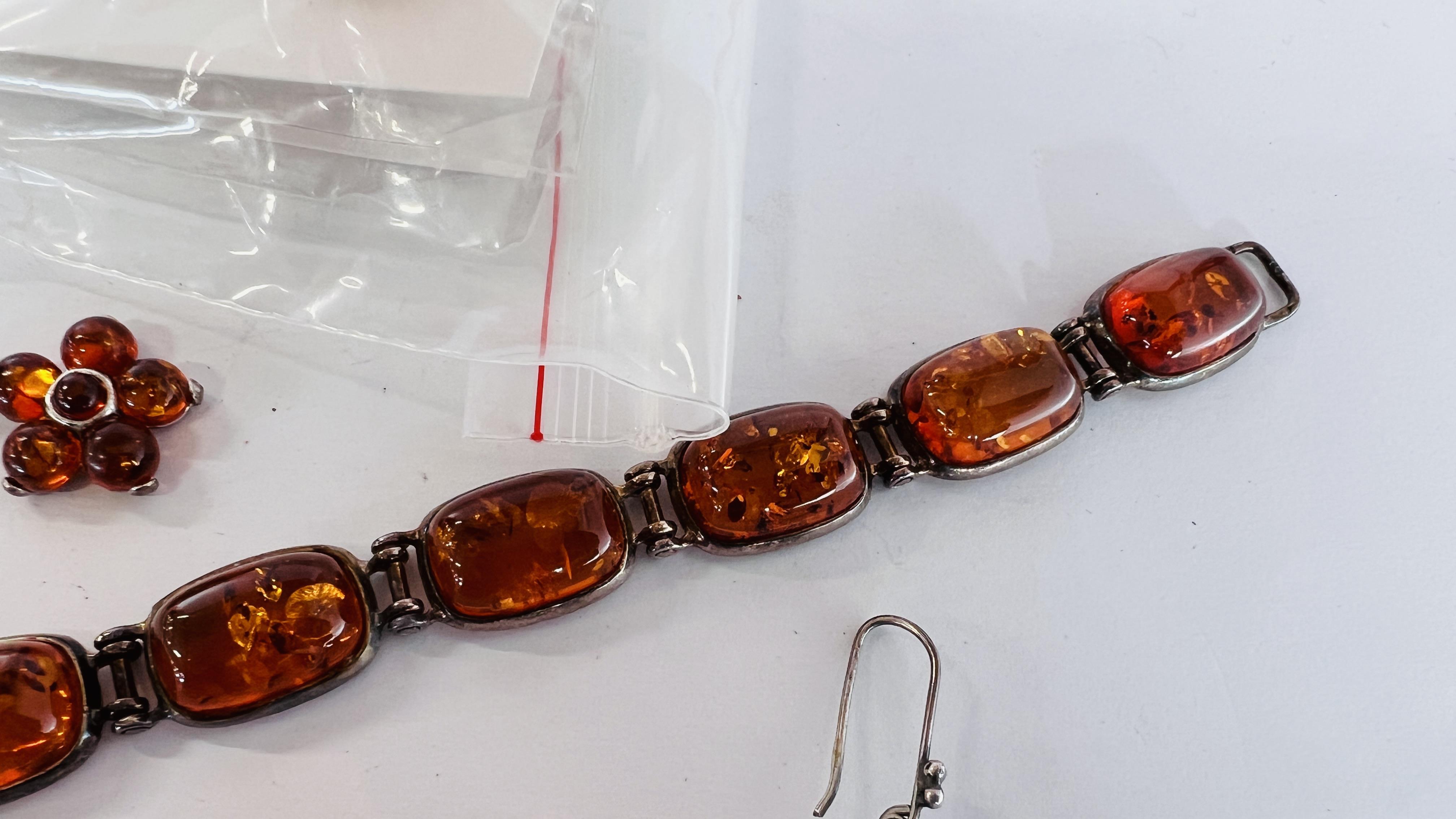 A GROUP OF AMBER TYPE SILVER JEWELLERY TO INCLUDE BRACELET, DROP EARRINGS & A PENDANT NECKLACE. - Image 4 of 7