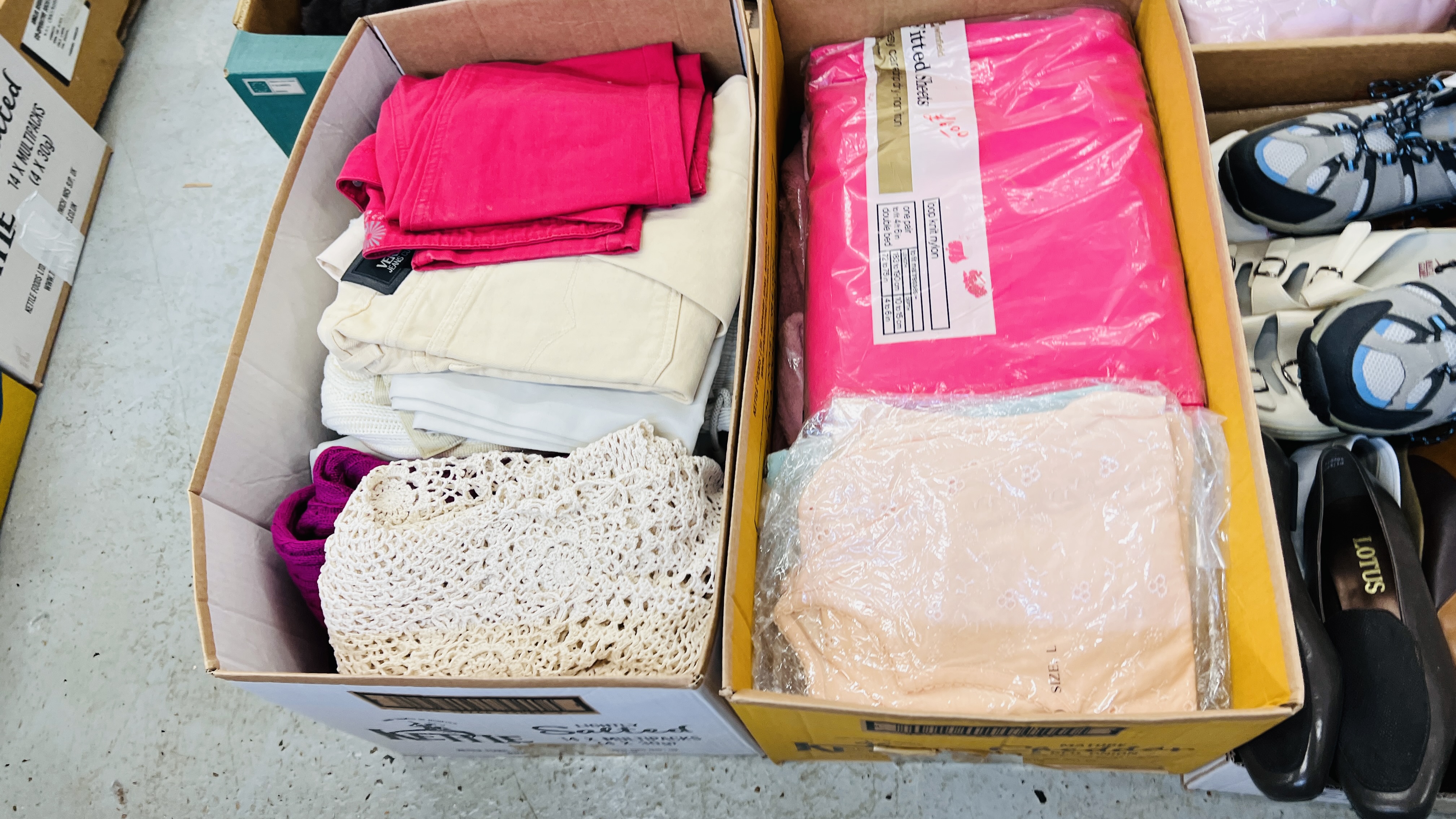 17 X BOXES OF ASSORTED CLOTHING, SHOES & BAGS MANY PACKAGED EXAMPLES + ONE BOX OF WOOL ETC. - Image 14 of 17