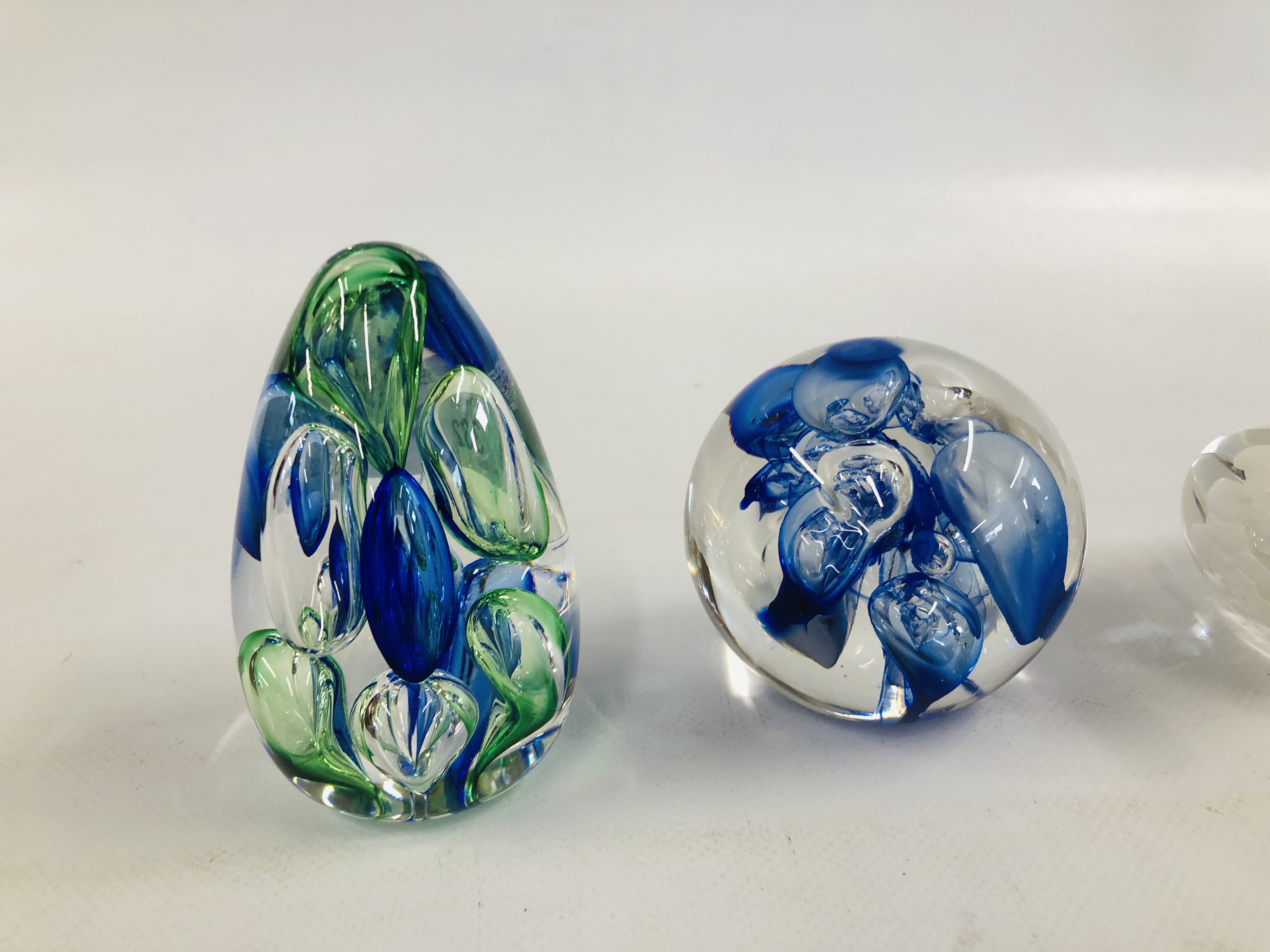 4 ART GLASS PAPER WEIGHTS TO INCLUDE 3 X LANGHAM. - Image 2 of 5