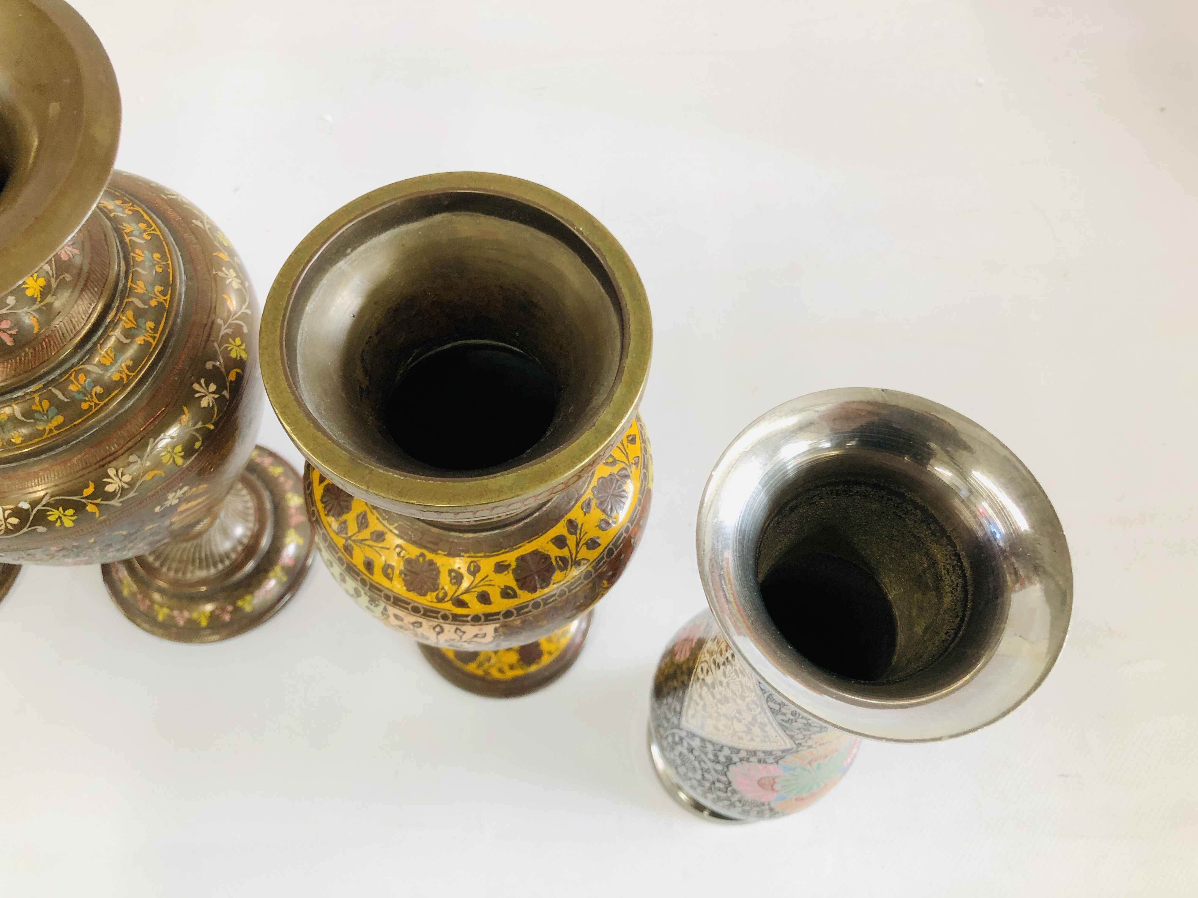 A PAIR OF BRASS VASES WITH CHASED PEACOCK AND HAND PAINTED DECORATION ALONG WITH A SMALLER VASE OF - Image 5 of 8