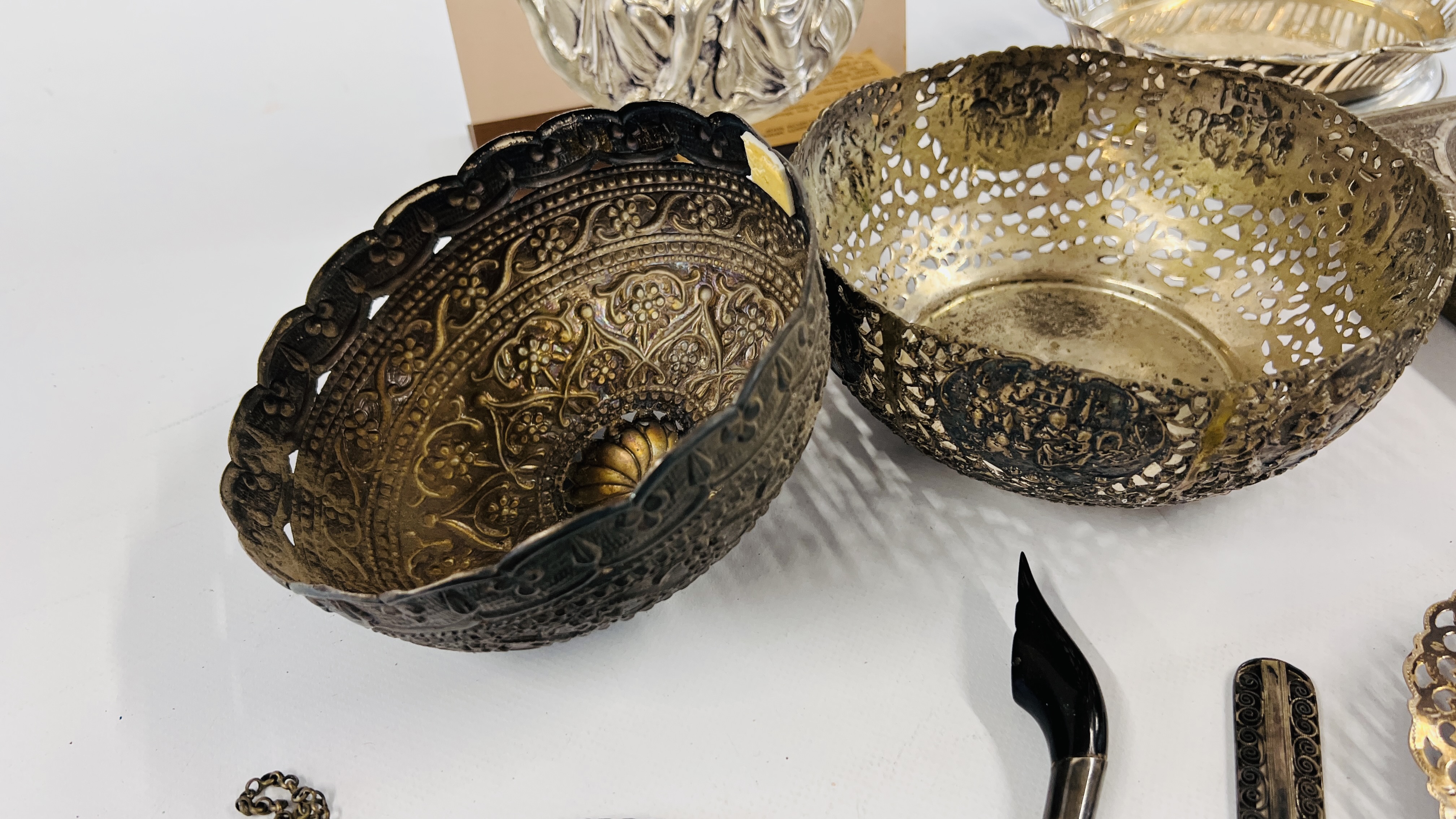 A GROUP OF DECORATIVE WHITE METAL AND PLATED WARES TO INCLUDE A BASKET DECORATED WITH FRUITING - Image 9 of 11