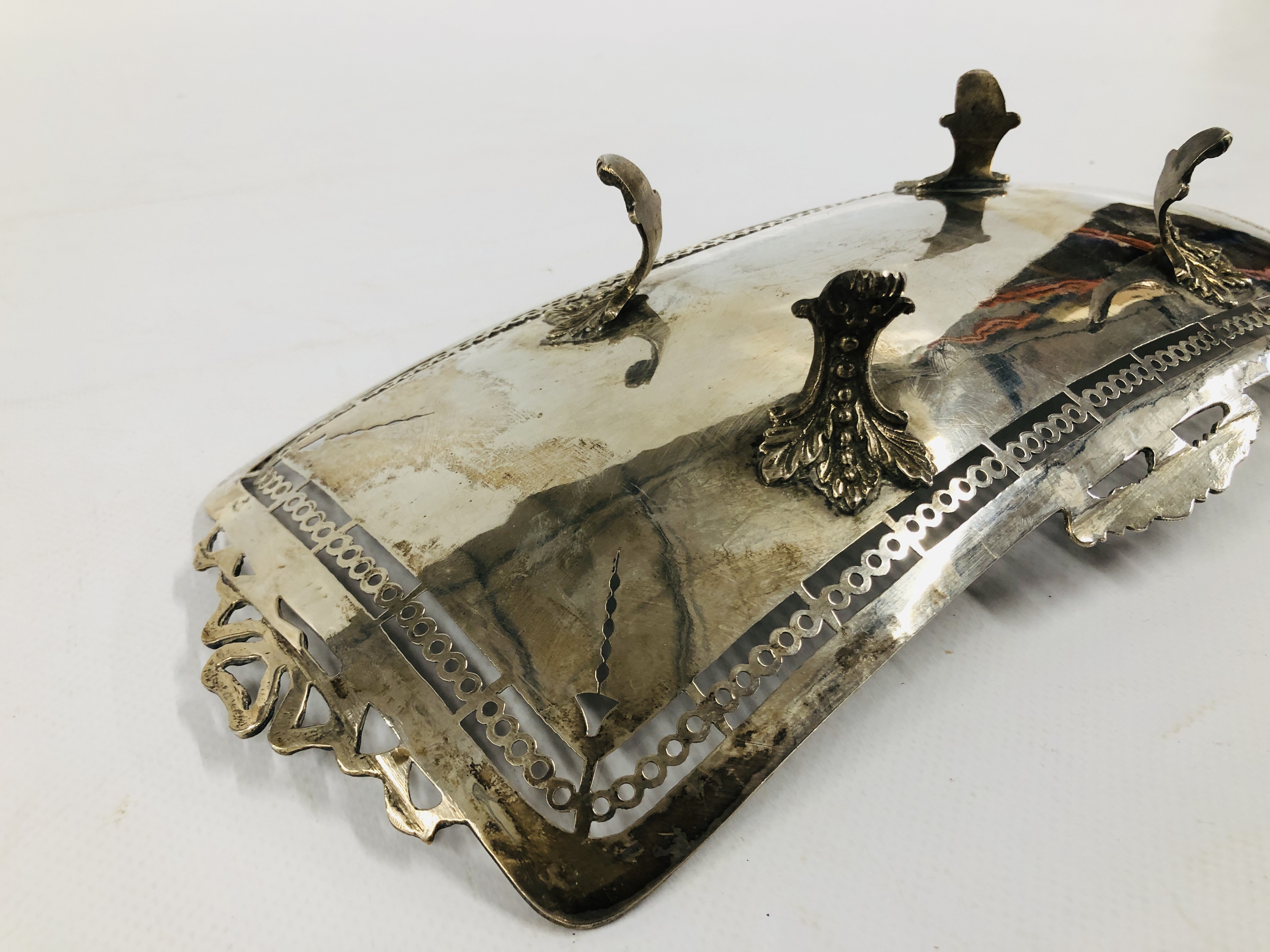 AN ELABORATE SILVER RECTANGULAR DISH, OPEN WORK DETAIL ON FOUR SPLAYED FEET, STAMPED 800, L 33CM, - Image 7 of 10