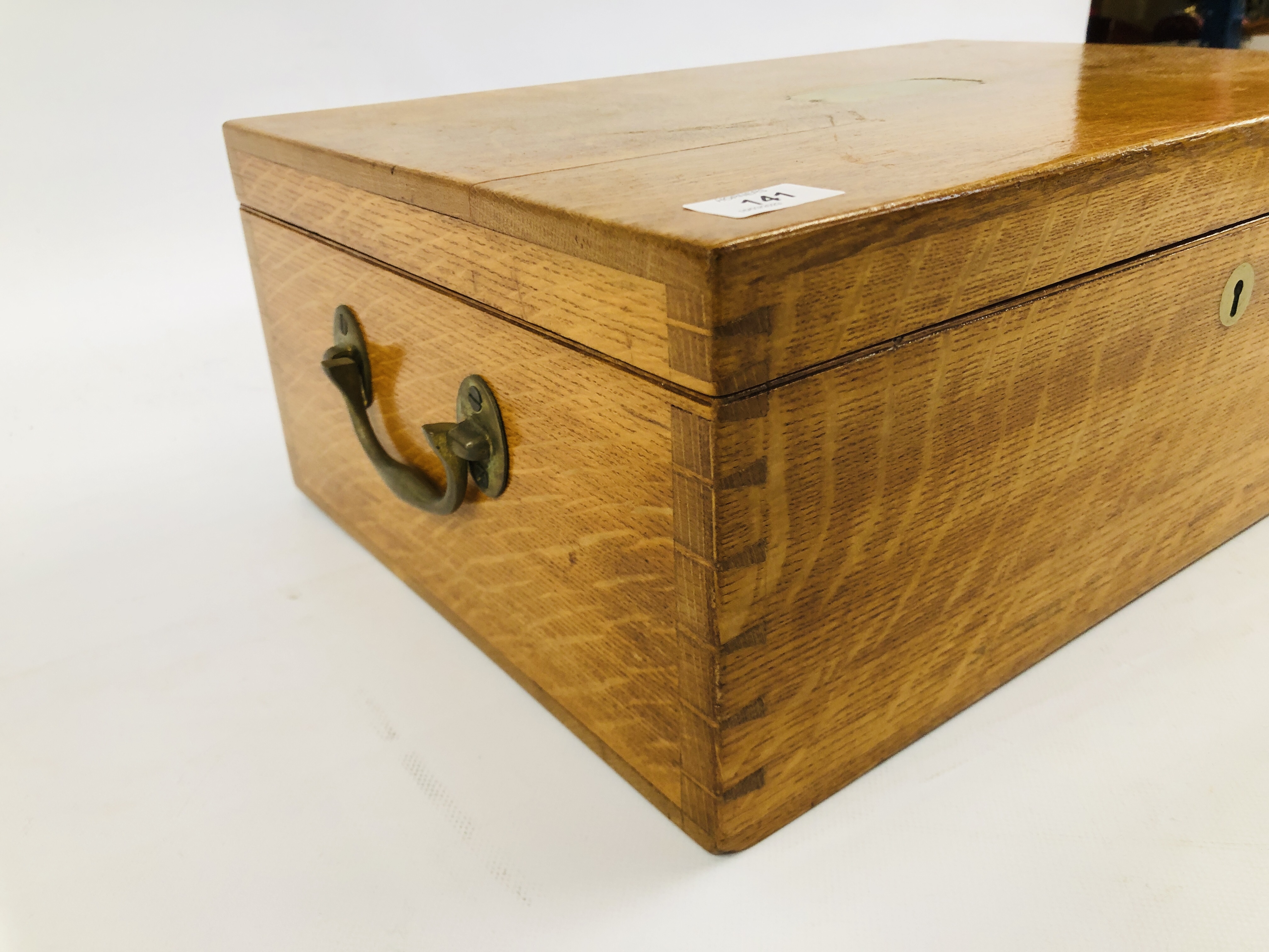 AN OAK CASED ELKINGTON CANTEEN OF CUTLERY SUPPLIED BY WINDSOR BISHOP NORWICH. - Image 8 of 8