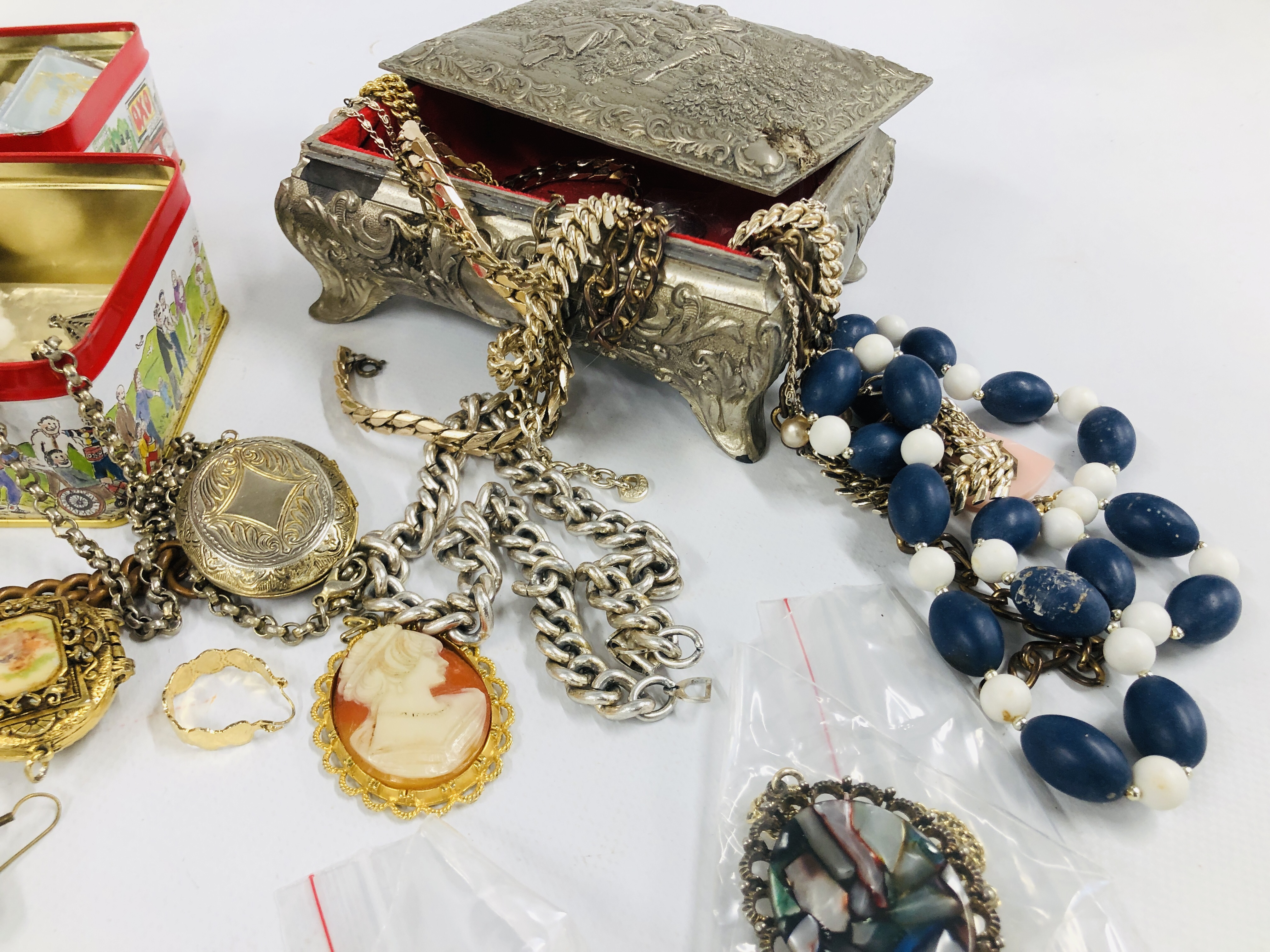 A BOX CONTAINING AN EXTENSIVE COLLECTION OF ASSORTED VINTAGE AND MODERN COSTUME JEWELLERY - RINGS, - Image 11 of 12