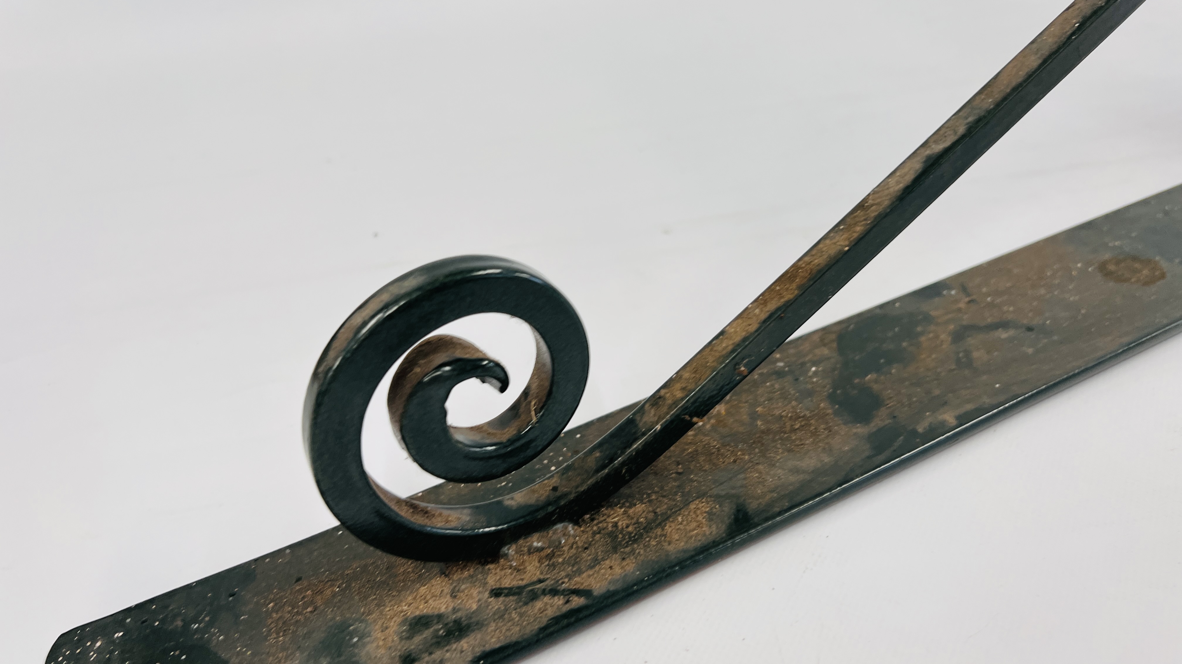 A LARGE GREEN FINISH CAST BRACKET. - Image 4 of 5