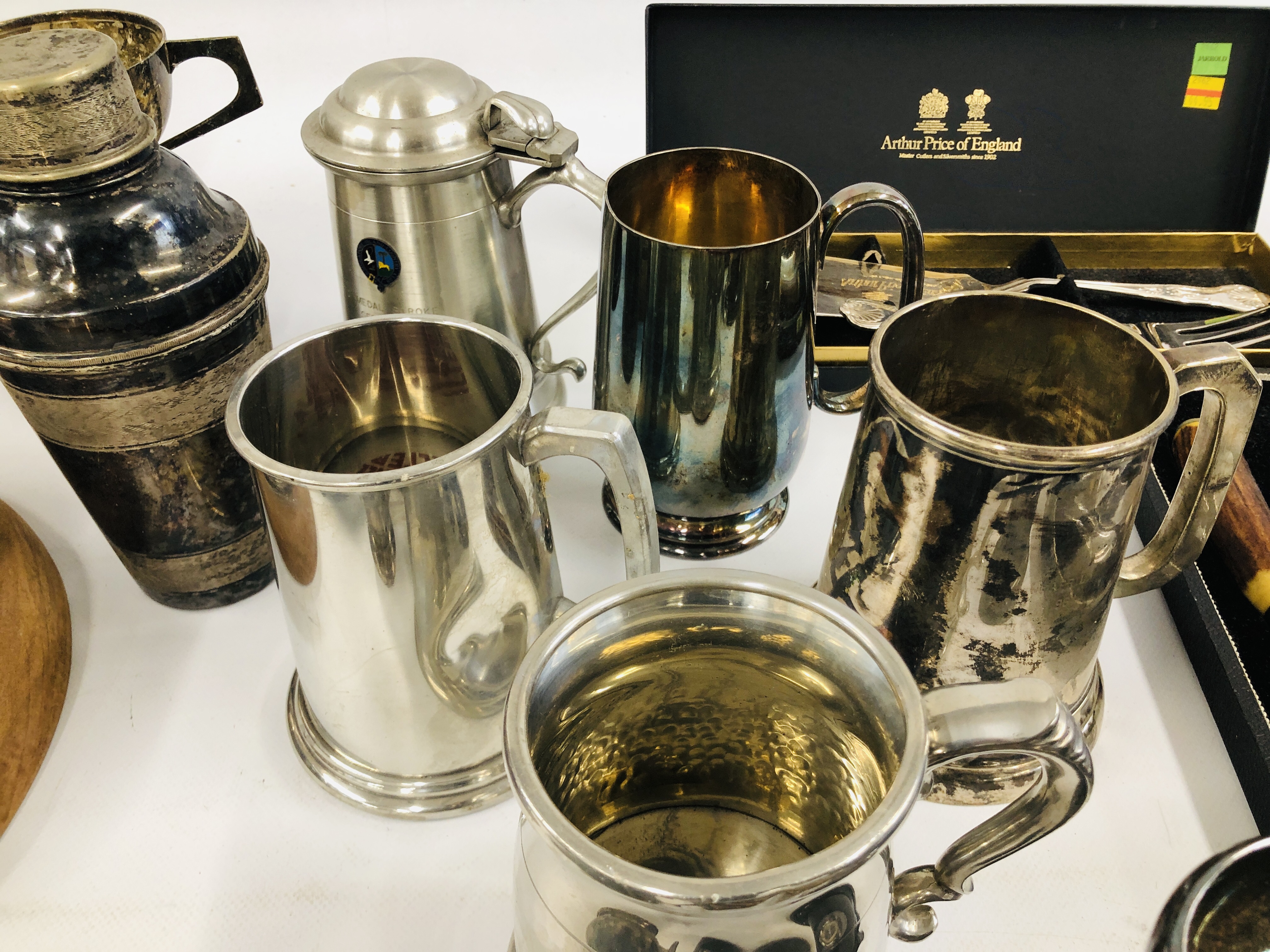 TWO BOXES OF ASSORTED PLATED WARE TO INCLUDE A COCKTAIL SHAKER, TROPHY CUPS AND TANKARDS, - Image 5 of 10