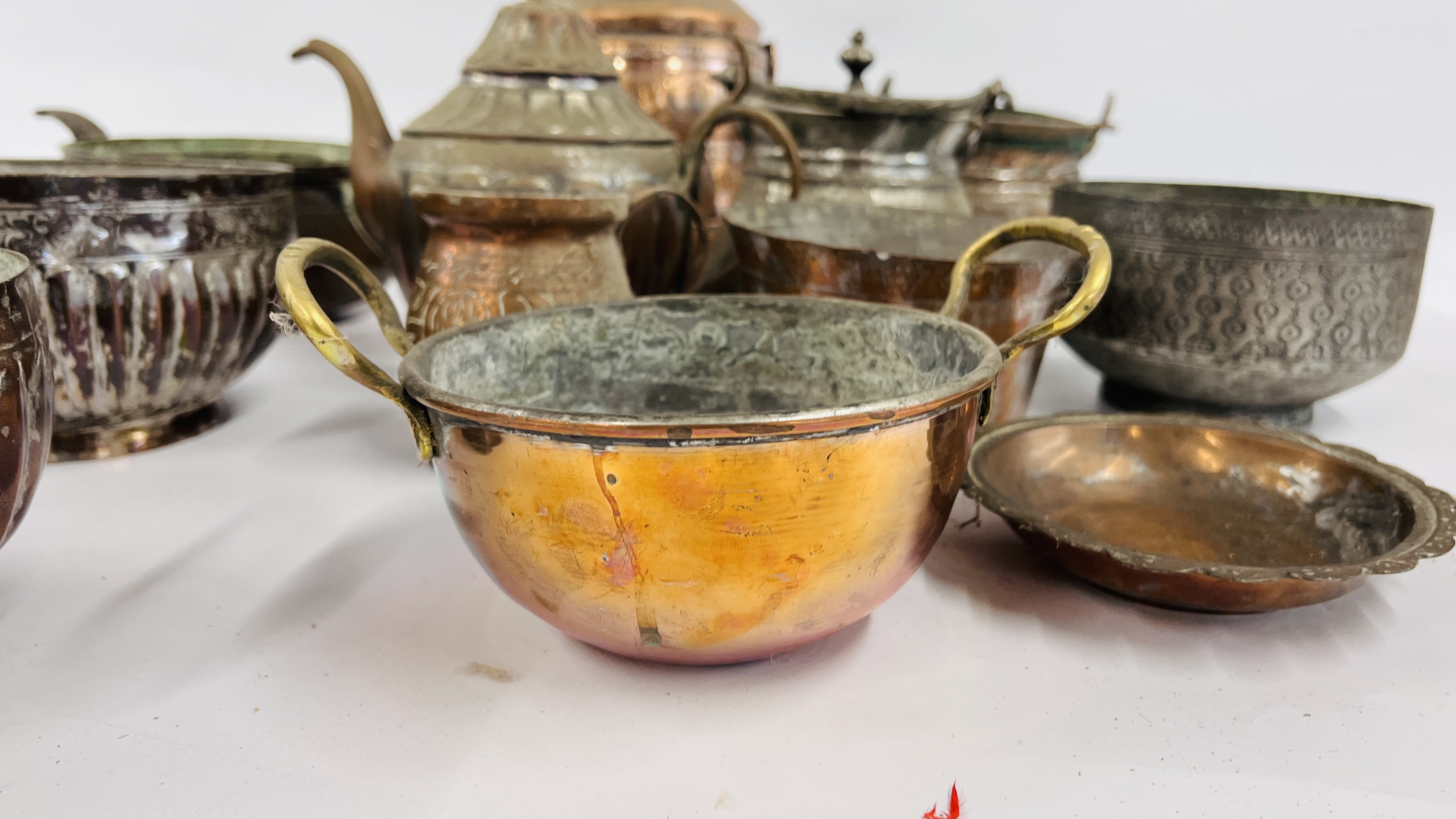 A BOX OF ASSORTED MIDDLE EASTERN AND ASIAN METAL WARE ARTIFACTS COMPRISING PANS, CONTAINERS, - Image 4 of 17